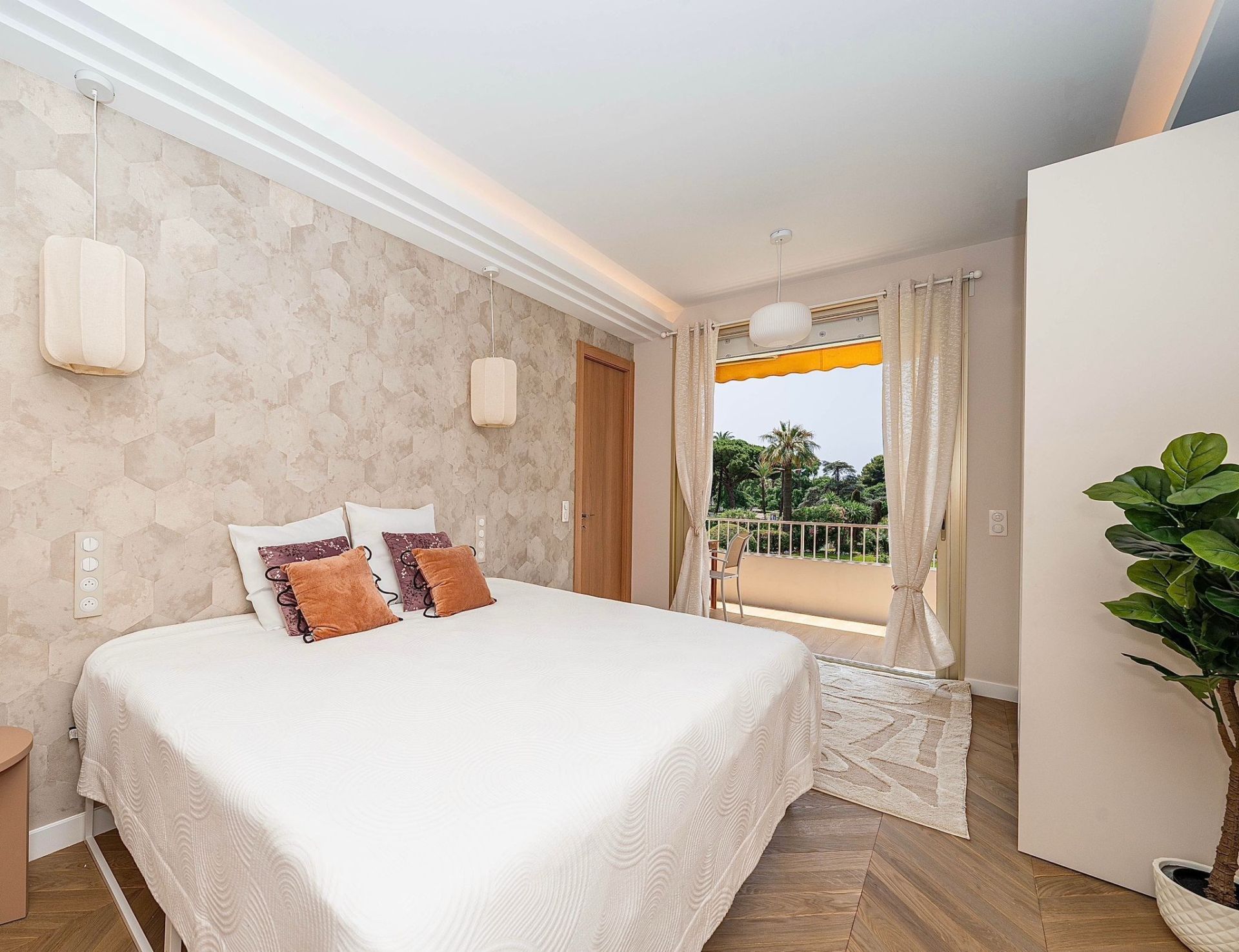 luxury apartment 3 Rooms for sale on CANNES (06400)