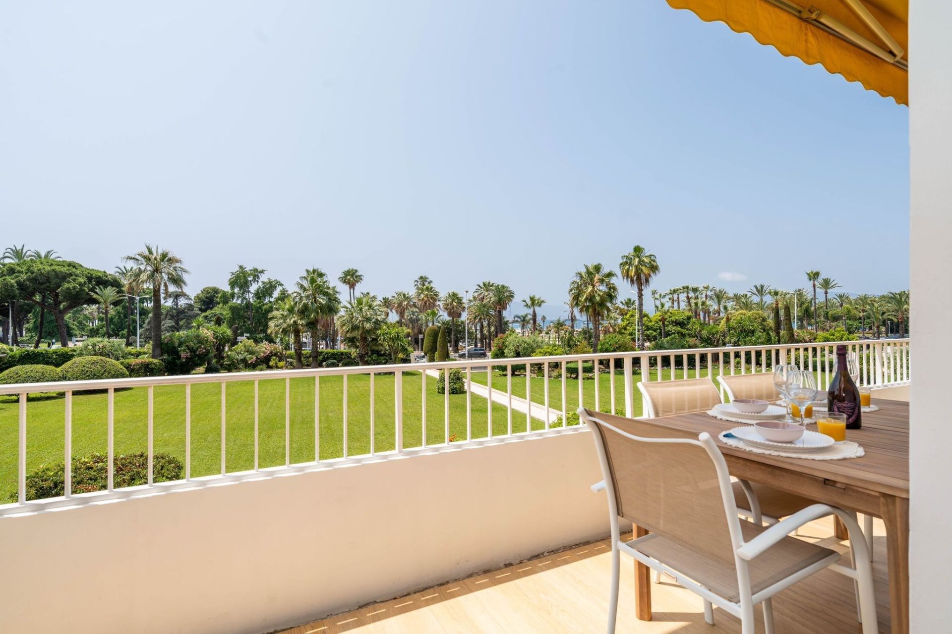 luxury apartment 3 Rooms for sale on CANNES (06400)