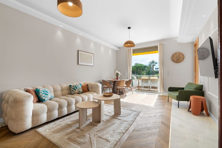 luxury apartment 3 Rooms for sale on CANNES (06400)