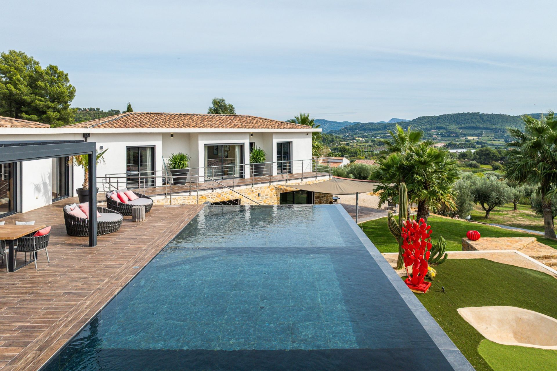 luxury house 13 Rooms for sale on LA CADIERE D AZUR (83740)