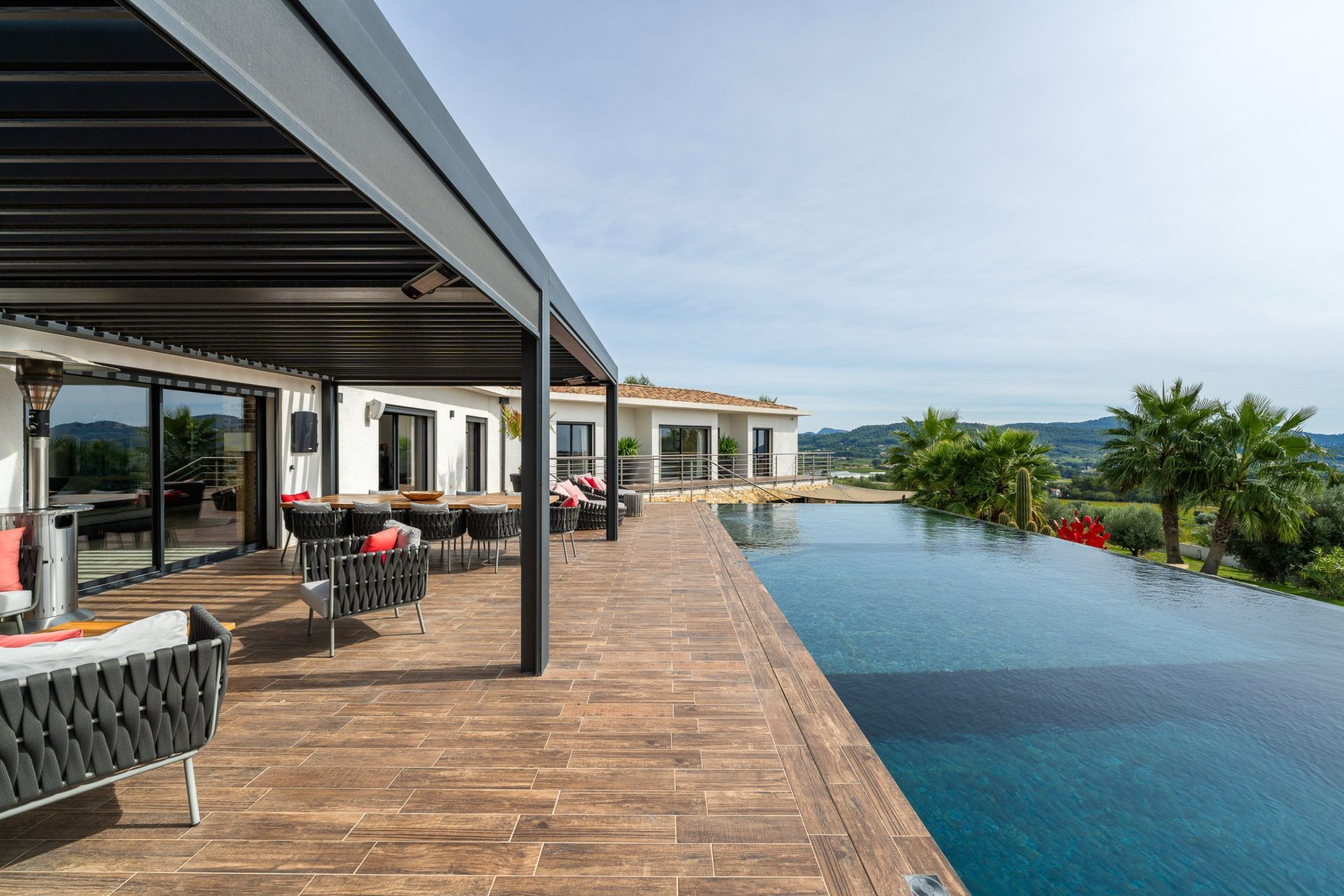 luxury house 13 Rooms for sale on LA CADIERE D AZUR (83740)