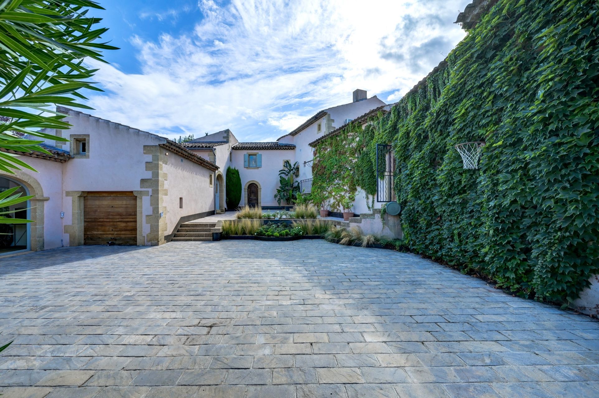 luxury house 10 Rooms for sale on AIX EN PROVENCE (13100)
