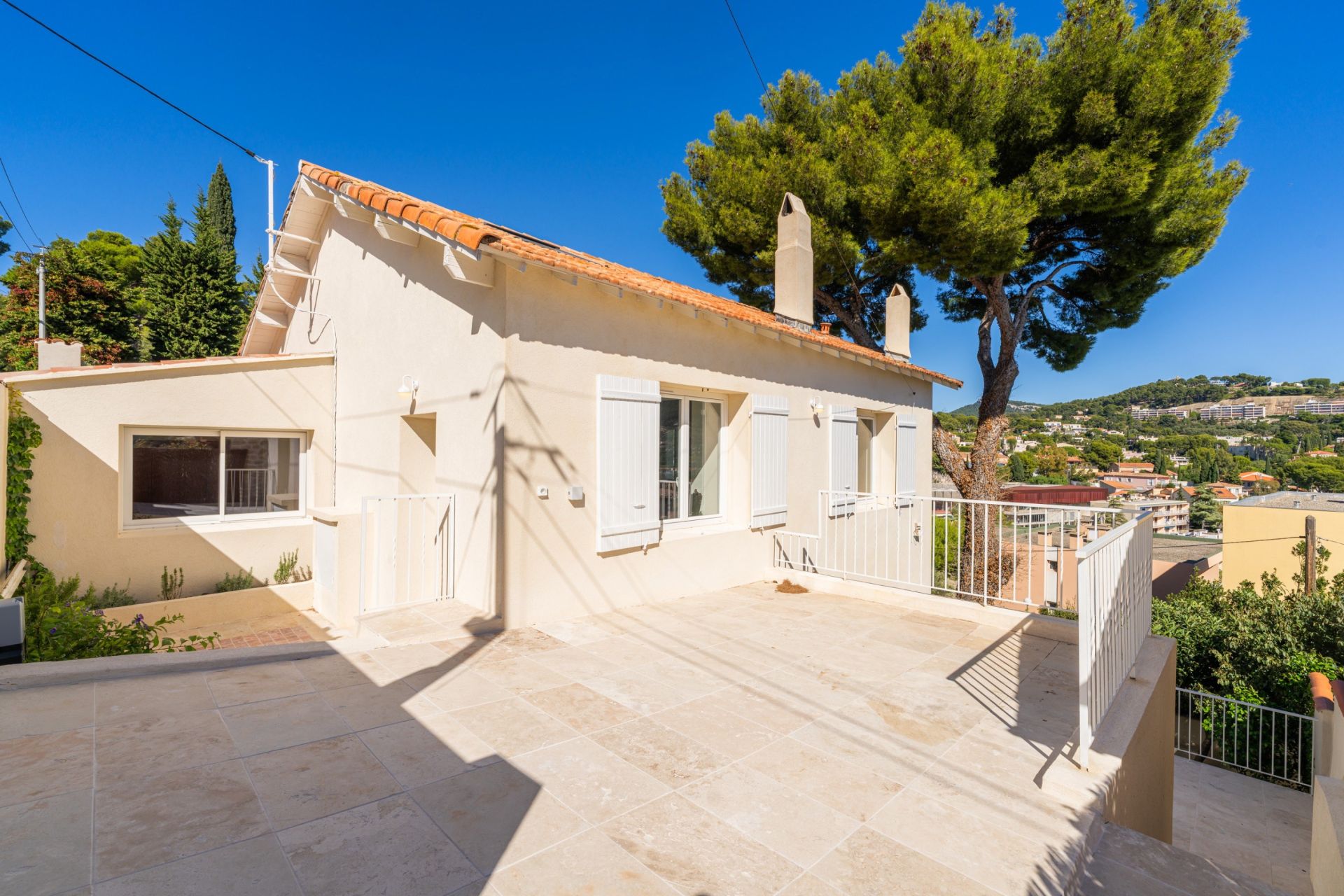 luxury house 6 Rooms for sale on CASSIS (13260)