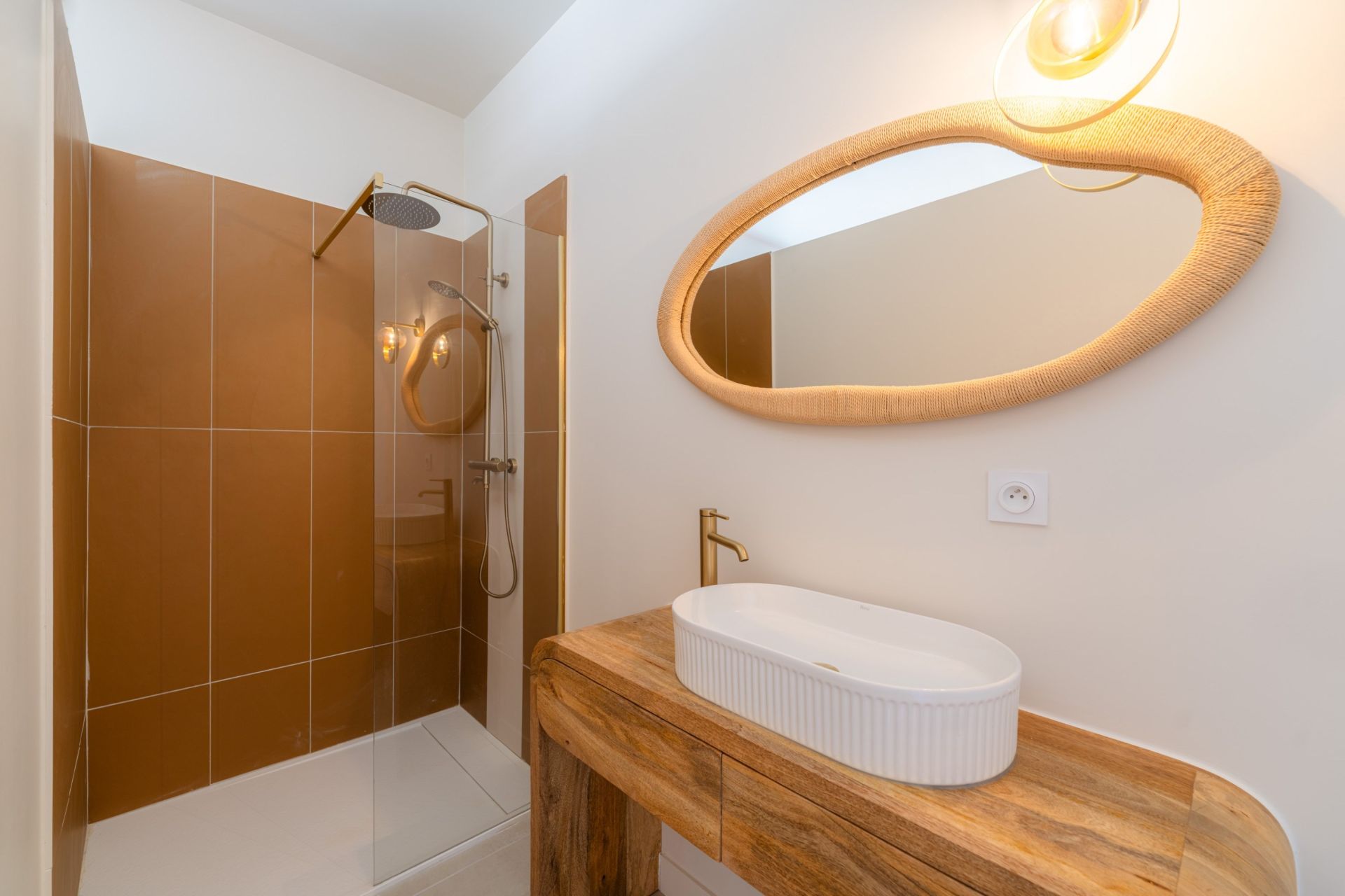 luxury house 6 Rooms for sale on CASSIS (13260)