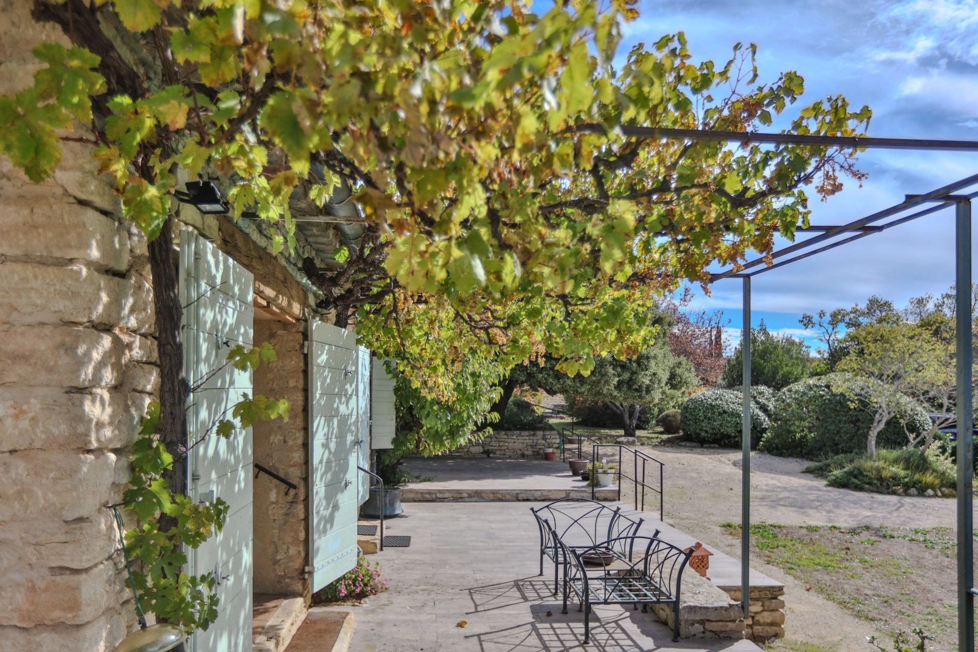 luxury house 7 Rooms for sale on GORDES (84220)