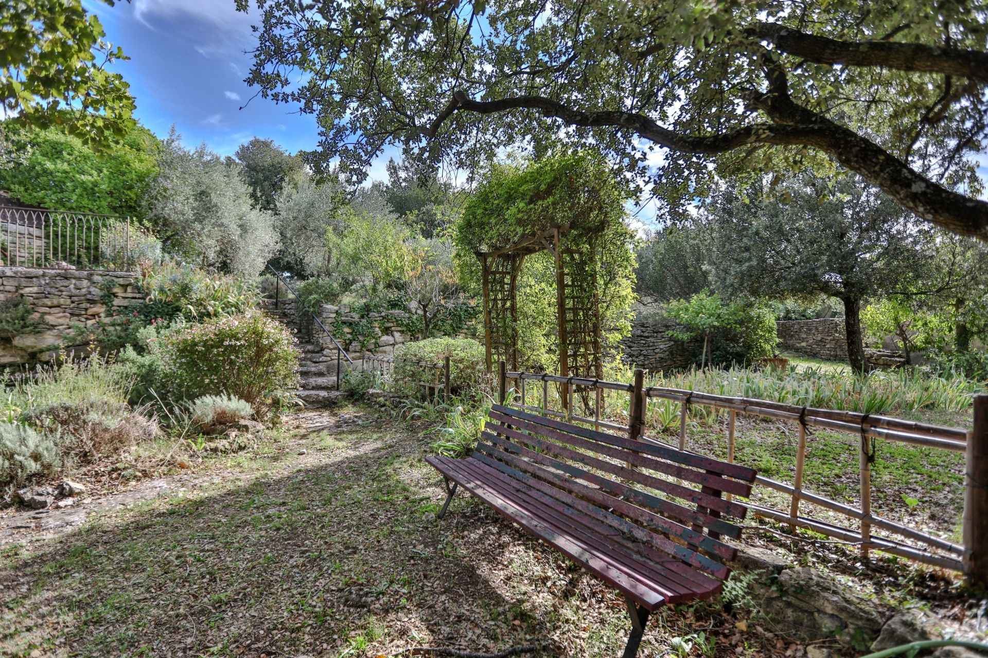 luxury house 7 Rooms for sale on GORDES (84220)