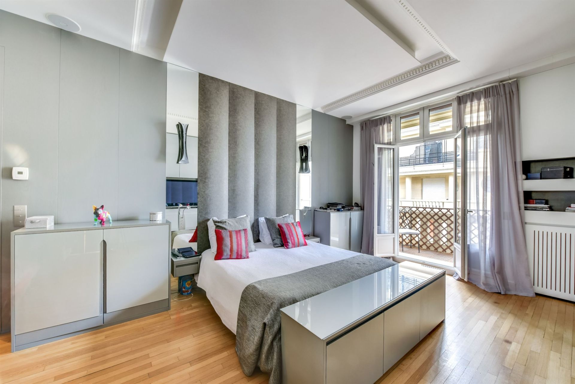 luxury apartment 6 Rooms for sale on PARIS (75116)