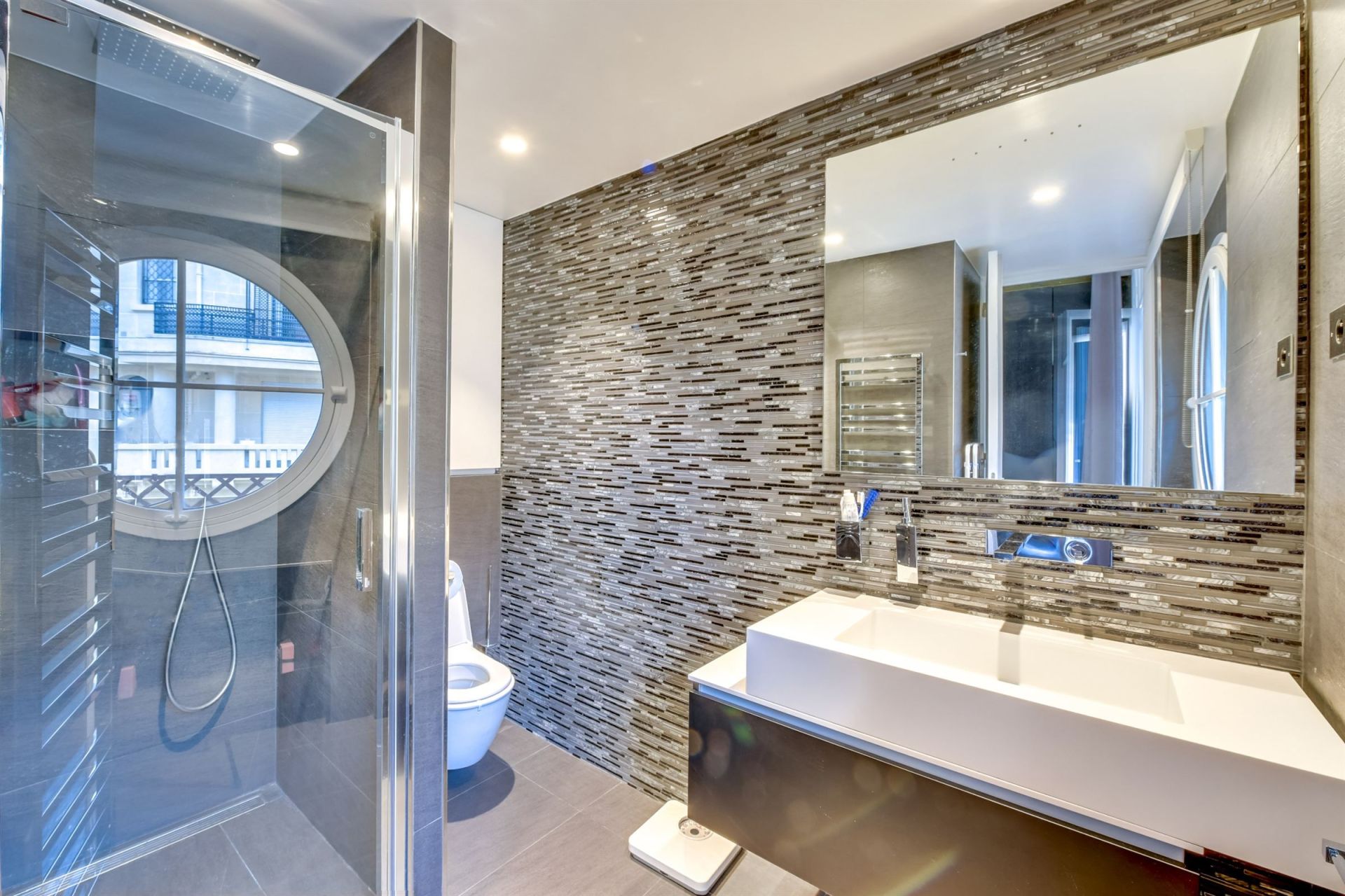 luxury apartment 6 Rooms for sale on PARIS (75116)