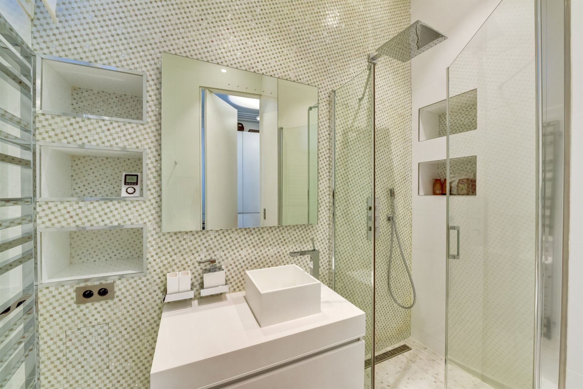 luxury apartment 6 Rooms for sale on PARIS (75116)