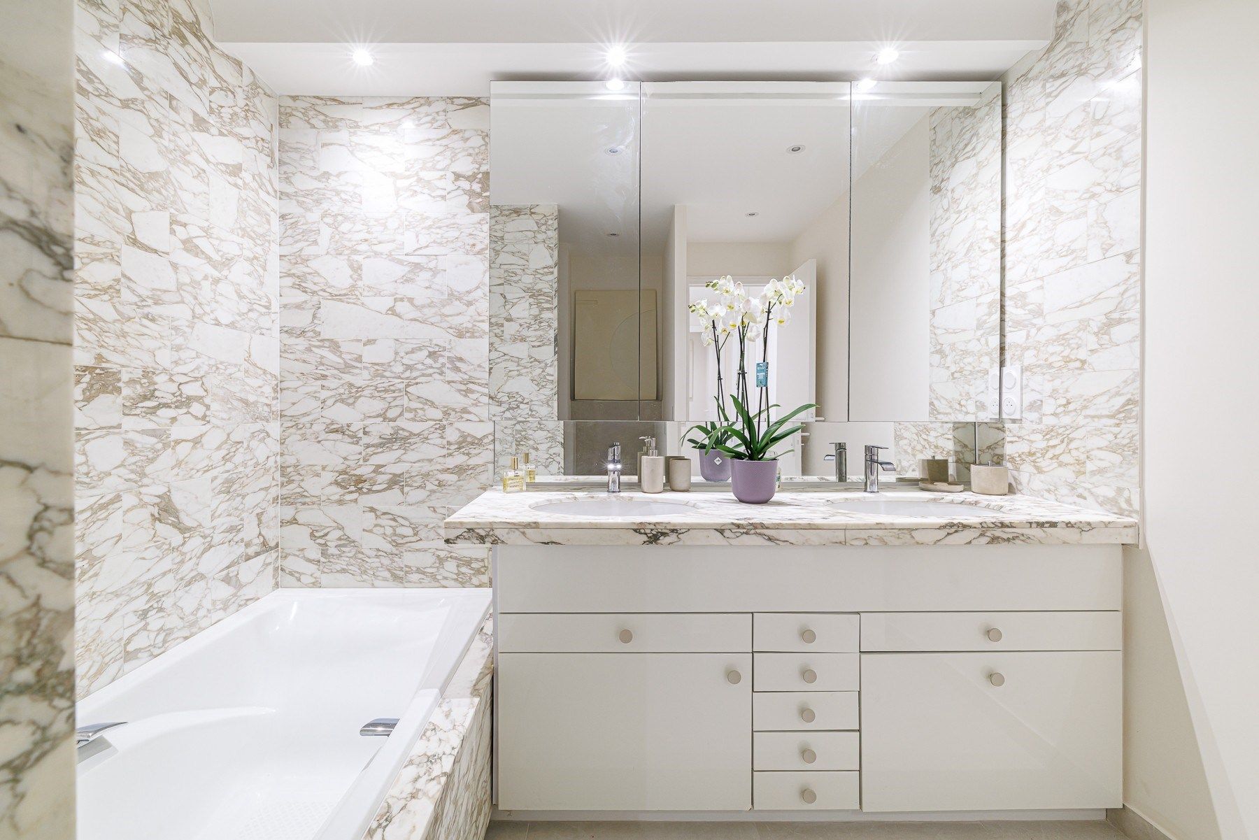 luxury apartment 4 Rooms for sale on NICE (06000)