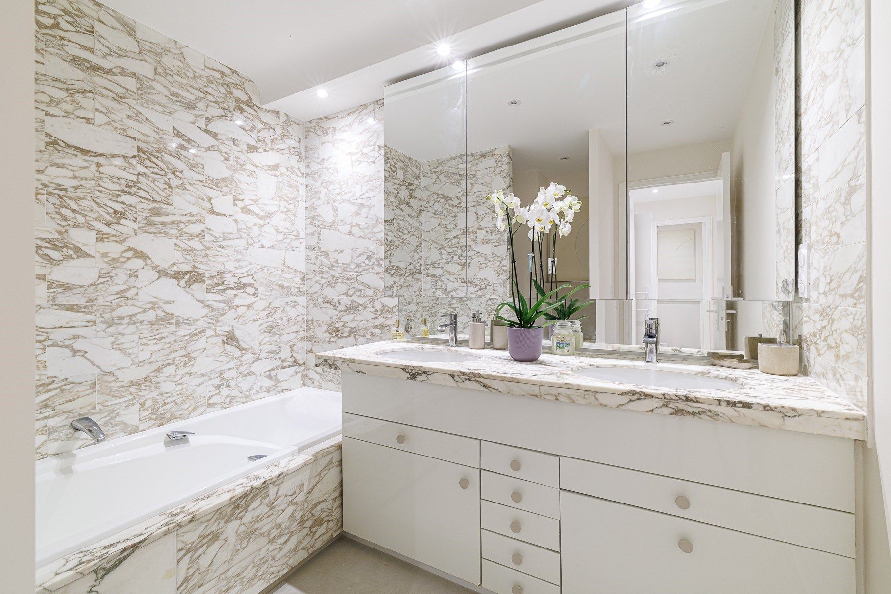 luxury apartment 4 Rooms for sale on NICE (06000)