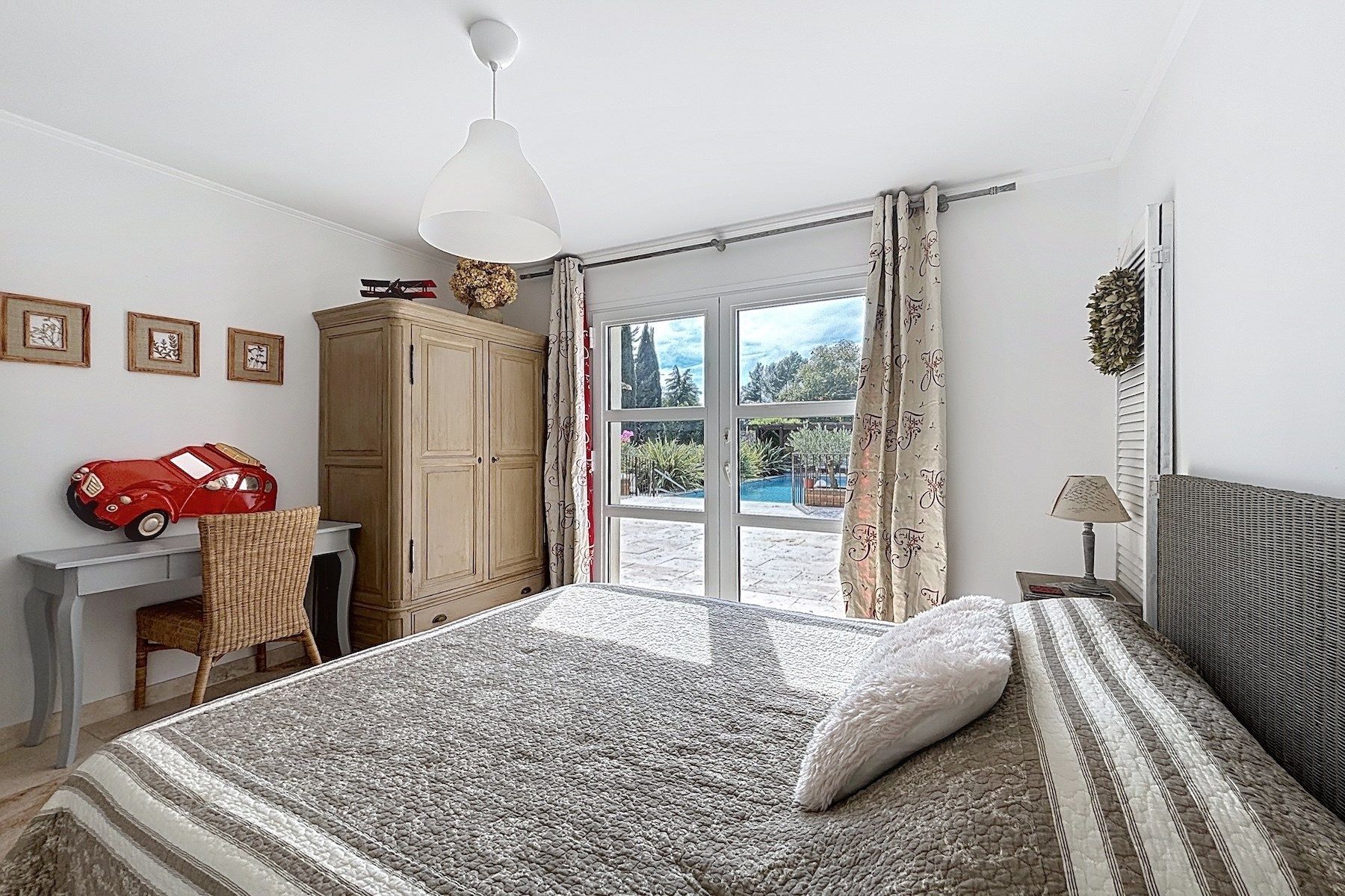 luxury house 6 Rooms for sale on UZES (30700)