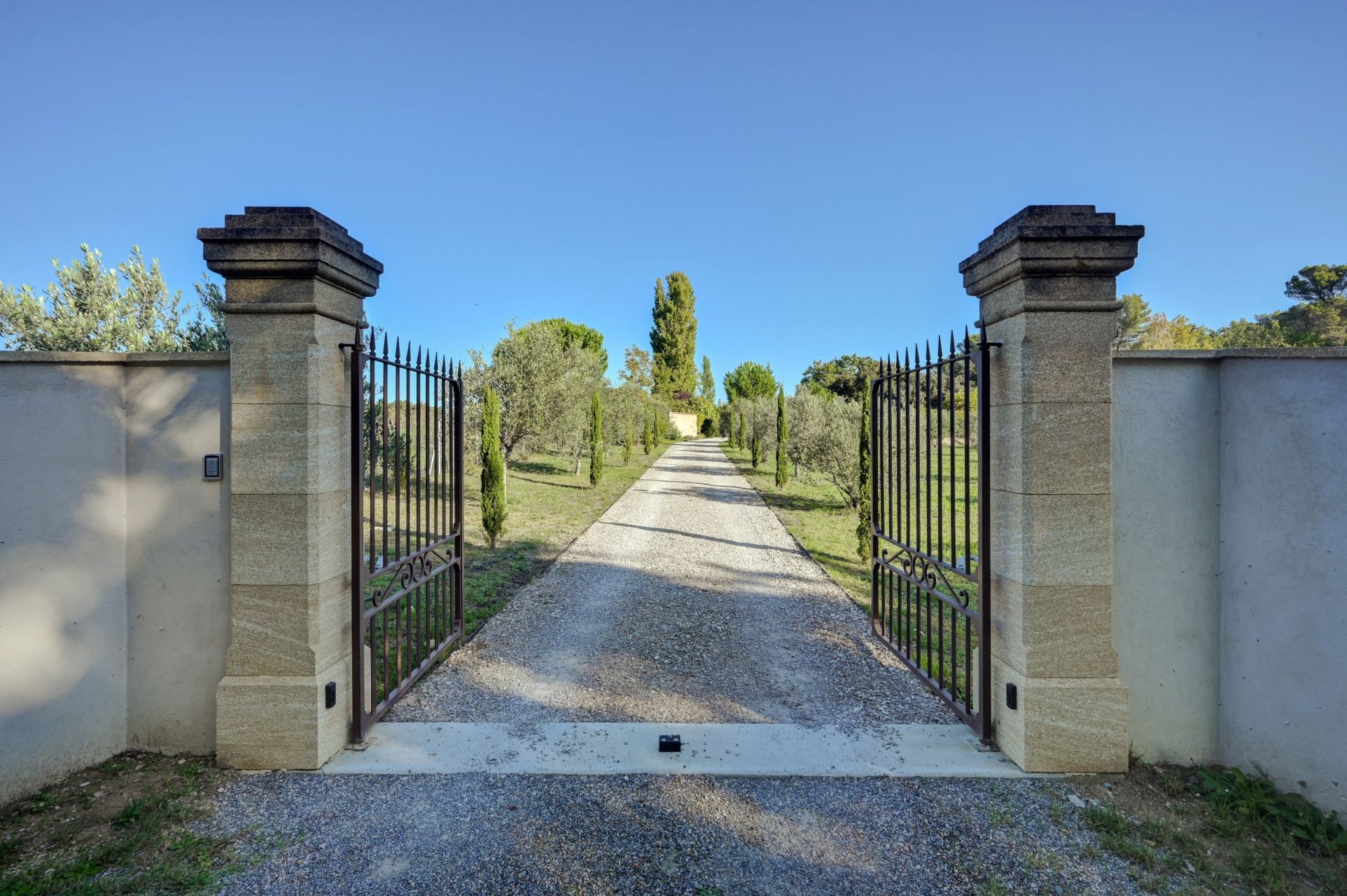 luxury house 8 Rooms for sale on AIX EN PROVENCE (13100)