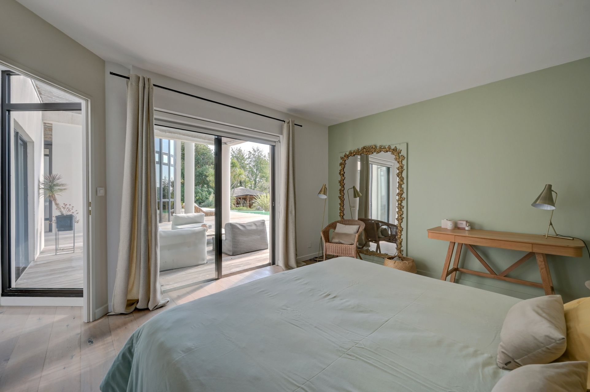 luxury house 6 Rooms for sale on EGUILLES (13510)