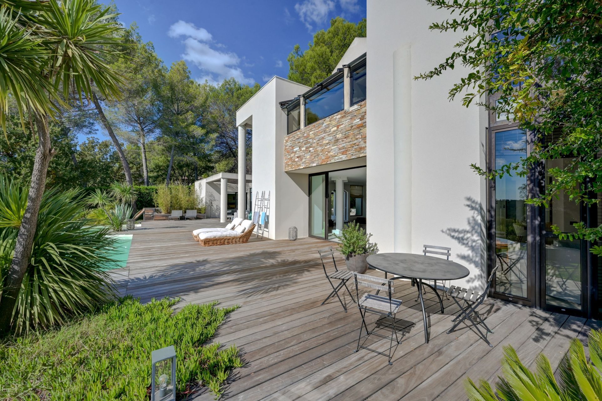 luxury house 6 Rooms for sale on EGUILLES (13510)