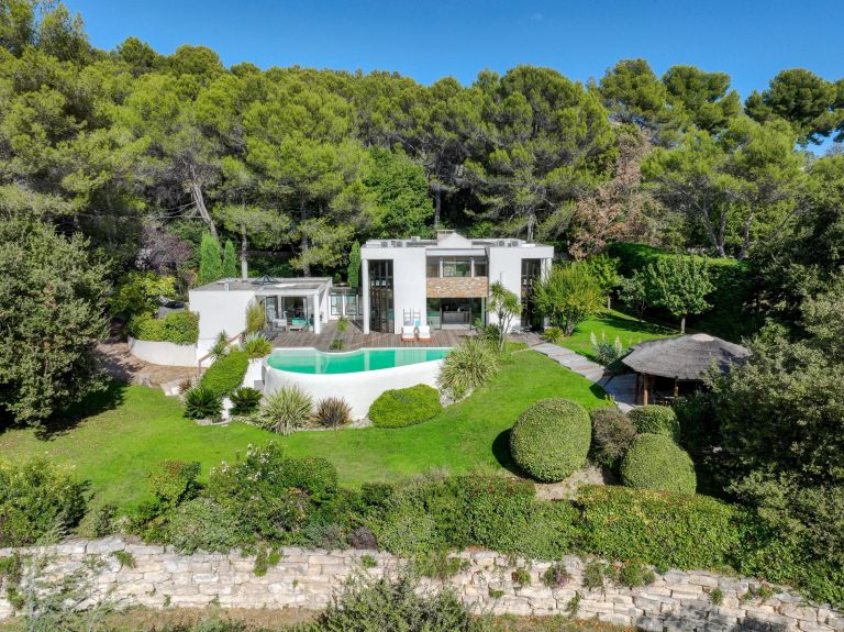 luxury house 6 Rooms for sale on EGUILLES (13510)