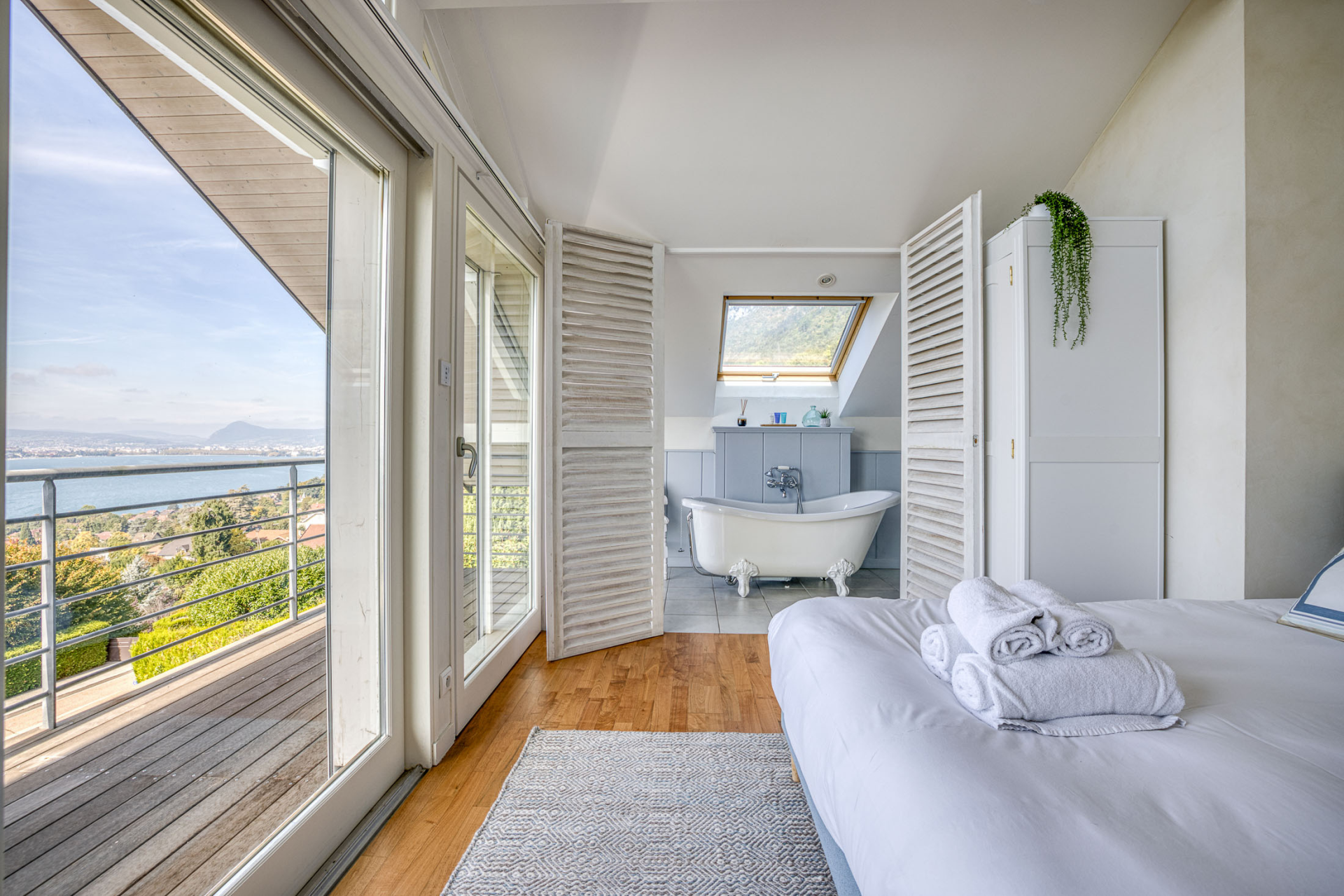 luxury house 6 Rooms for sale on VEYRIER DU LAC (74290)