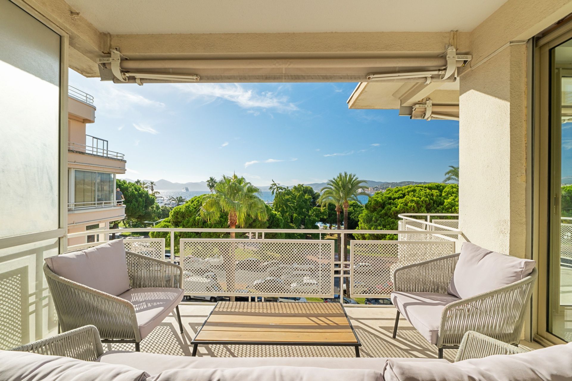 luxury apartment 3 Rooms for sale on CANNES (06400)