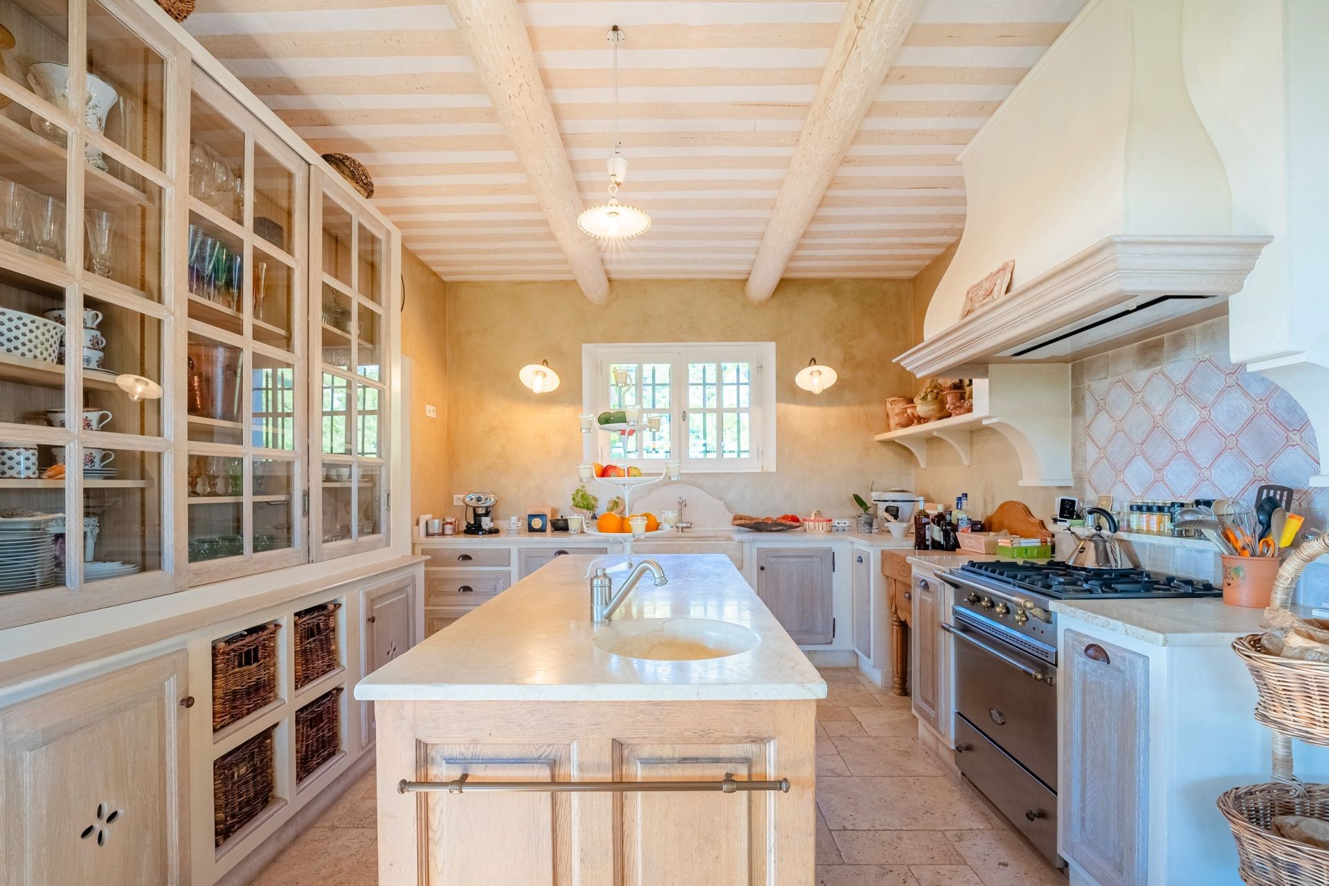 luxury house 7 Rooms for sale on GEMENOS (13420)