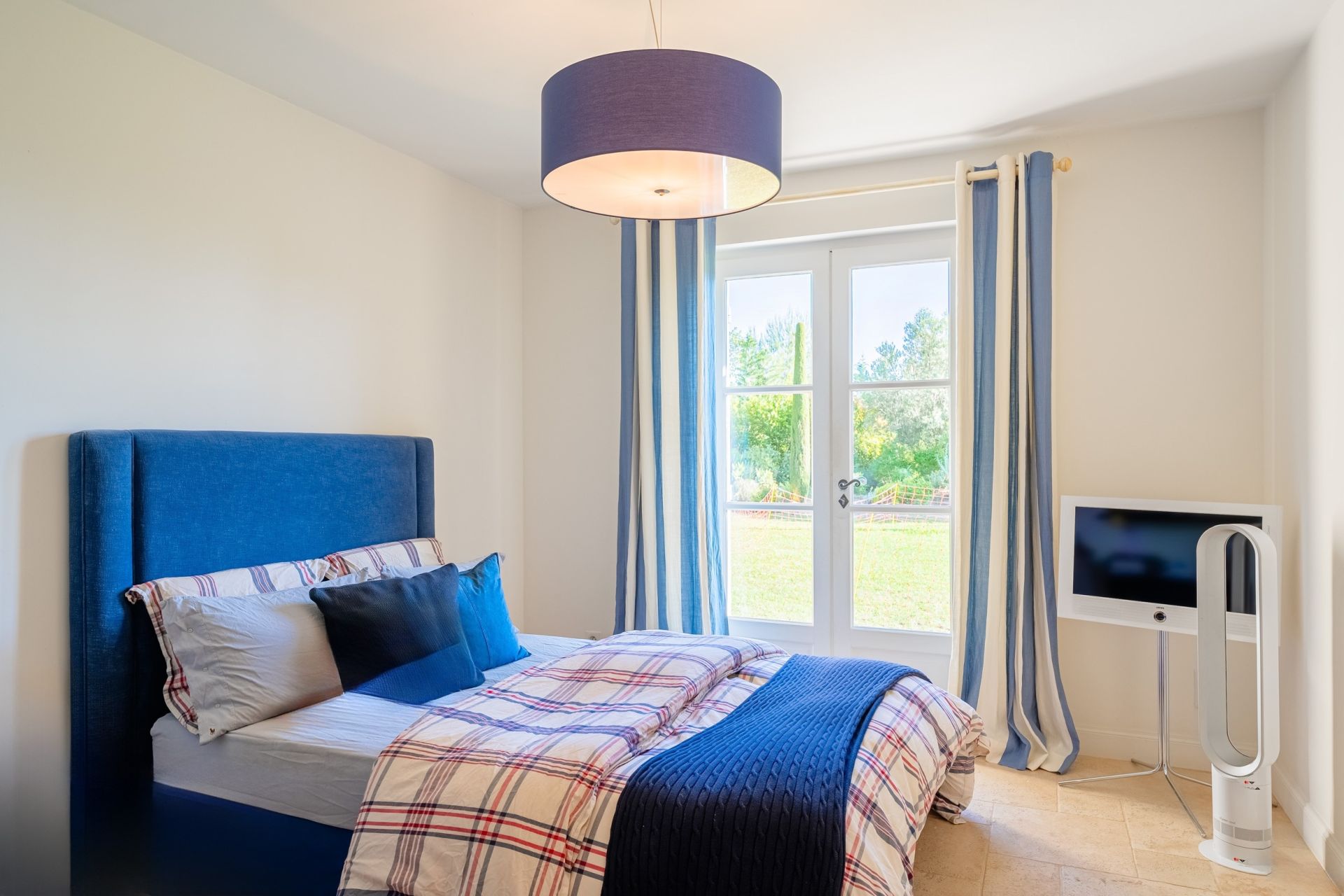 luxury house 7 Rooms for sale on GEMENOS (13420)