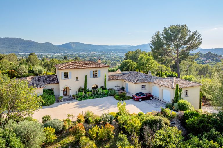 luxury house 7 Rooms for sale on GEMENOS (13420)