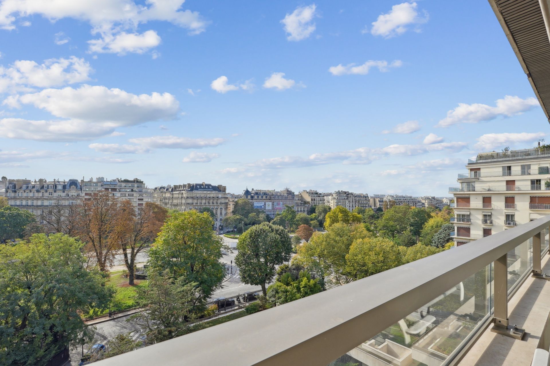 luxury apartment 4 Rooms for sale on PARIS (75116)