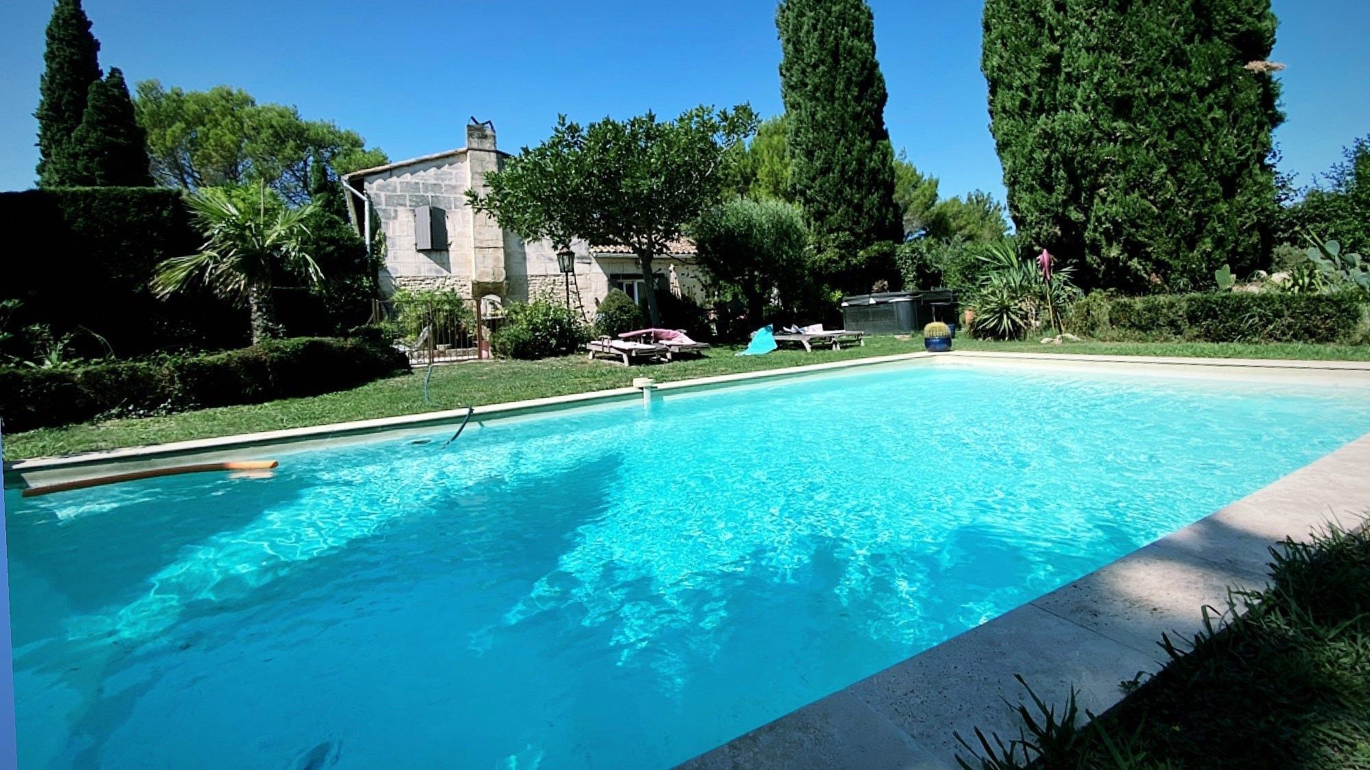 luxury house 8 Rooms for sale on BOULBON (13150)