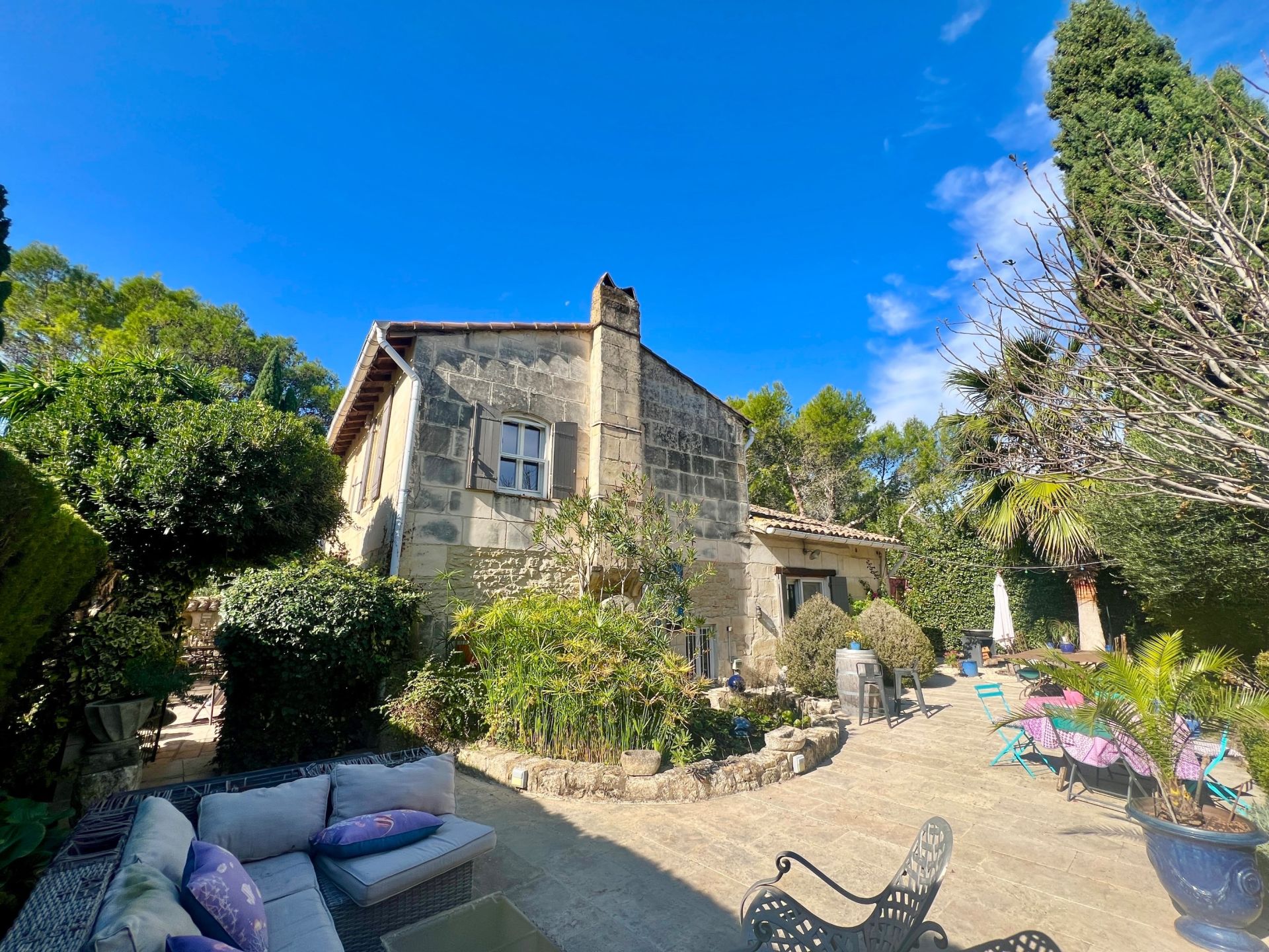 luxury house 8 Rooms for sale on BOULBON (13150)