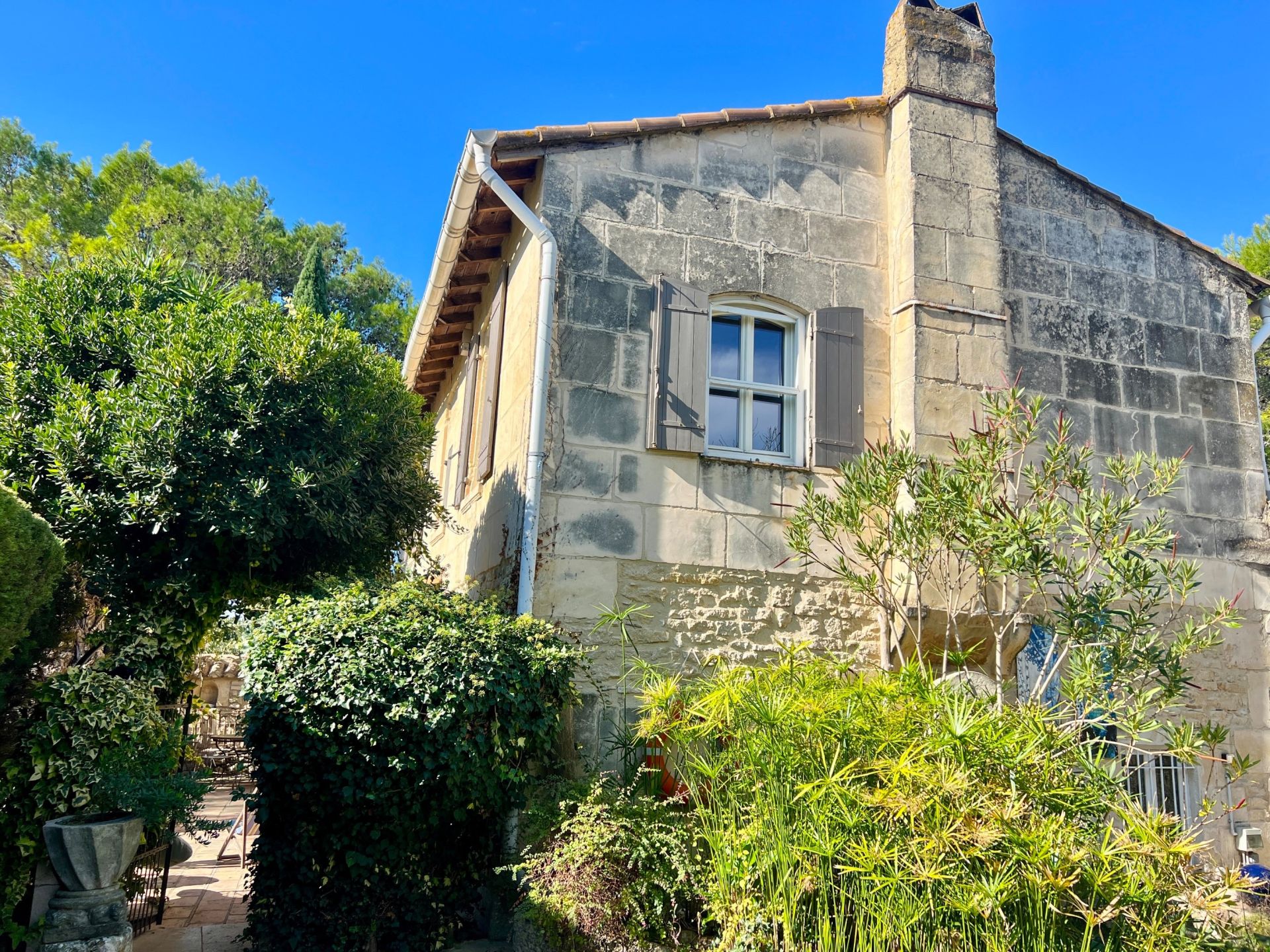 luxury house 8 Rooms for sale on BOULBON (13150)