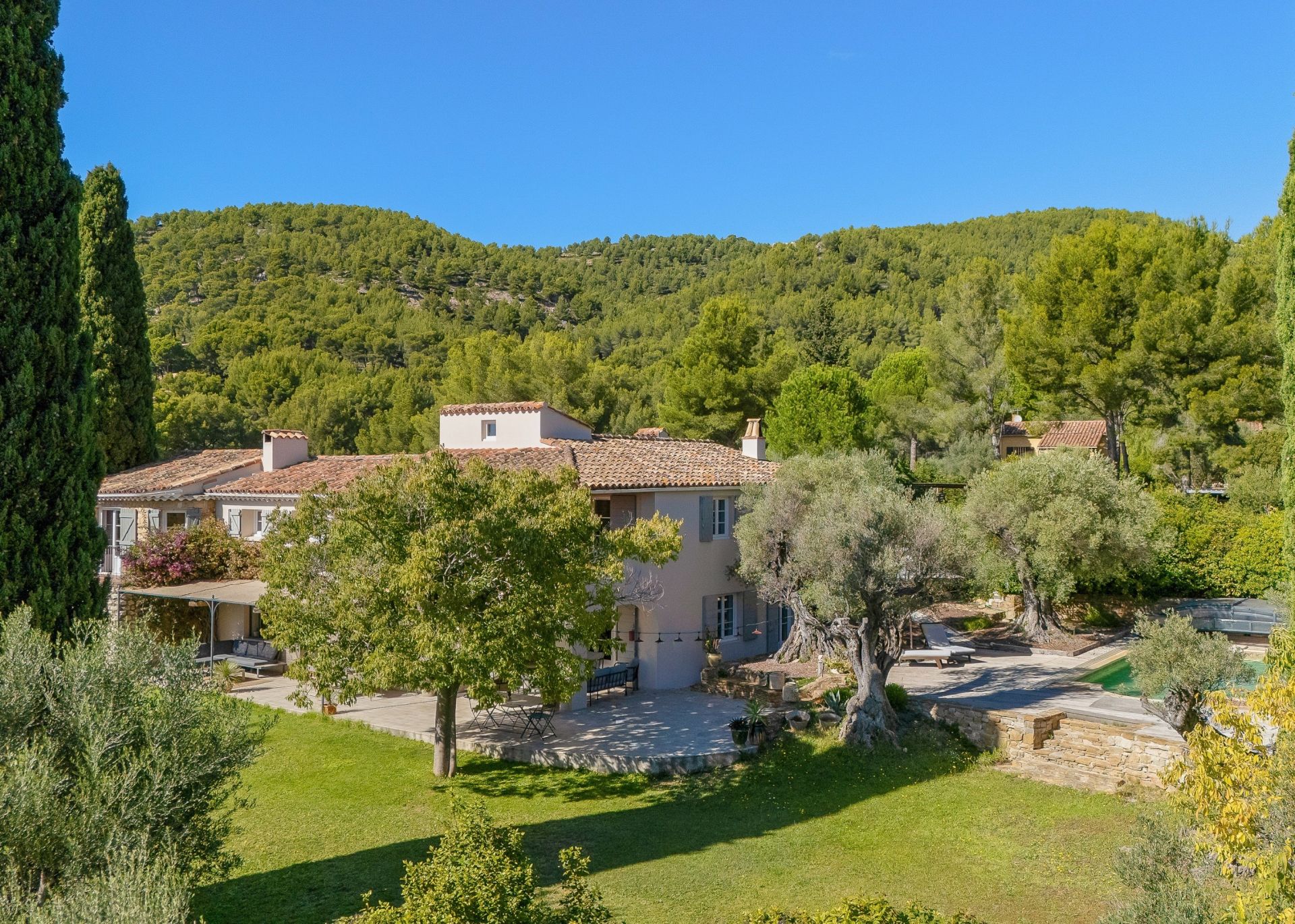 luxury house 8 Rooms for sale on SANARY SUR MER (83110)