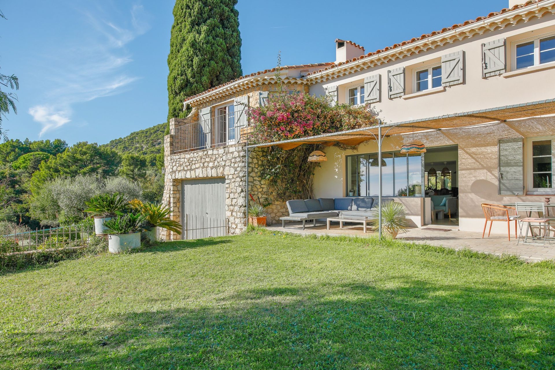 luxury house 8 Rooms for sale on SANARY SUR MER (83110)