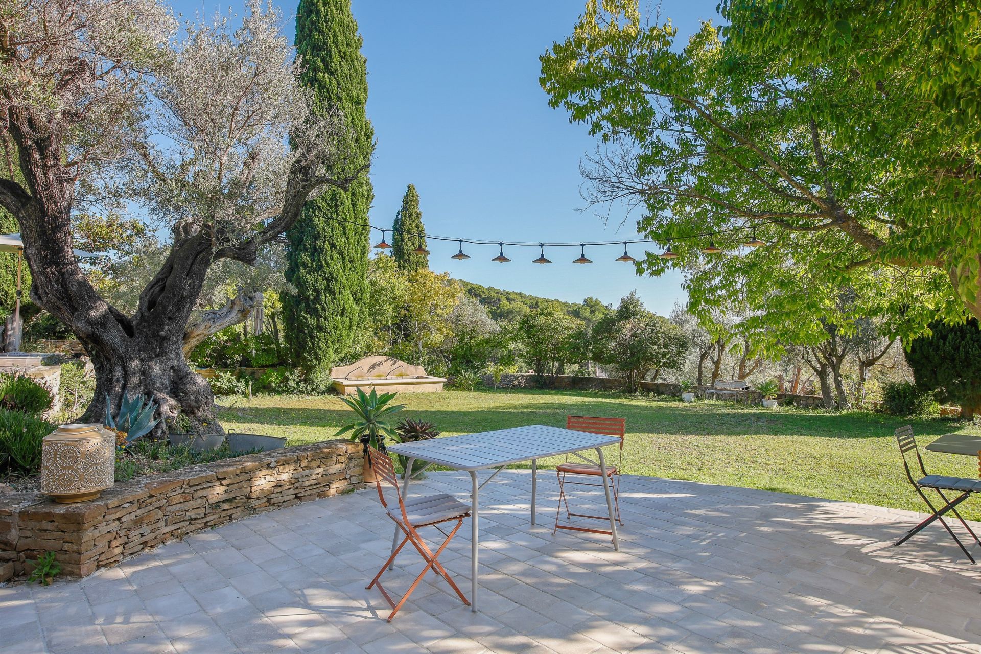 luxury house 8 Rooms for sale on SANARY SUR MER (83110)