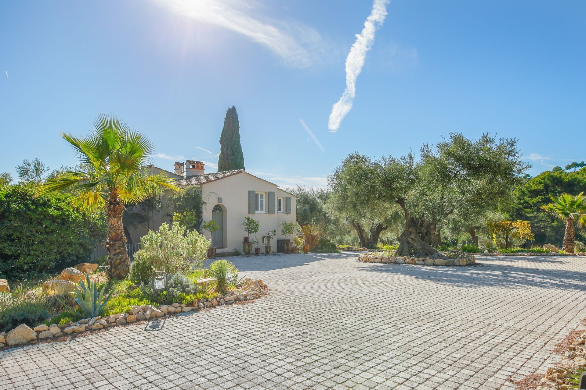 luxury house 8 Rooms for sale on SANARY SUR MER (83110)