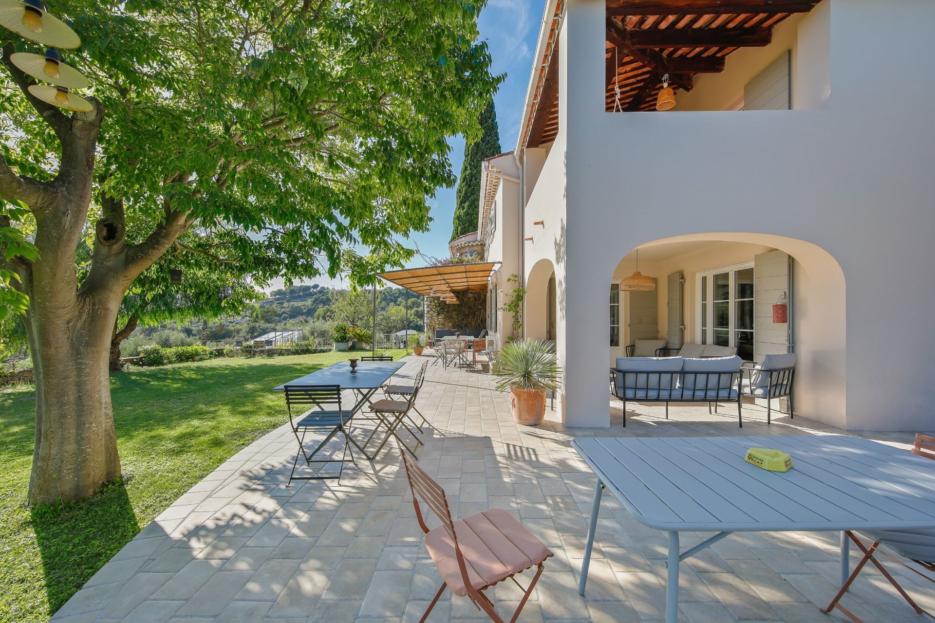 luxury house 8 Rooms for sale on SANARY SUR MER (83110)