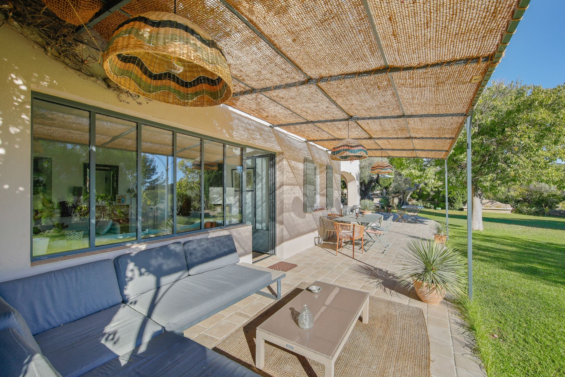 luxury house 8 Rooms for sale on SANARY SUR MER (83110)