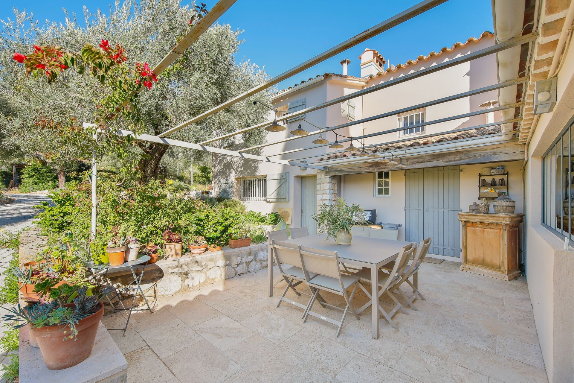 luxury house 8 Rooms for sale on SANARY SUR MER (83110)