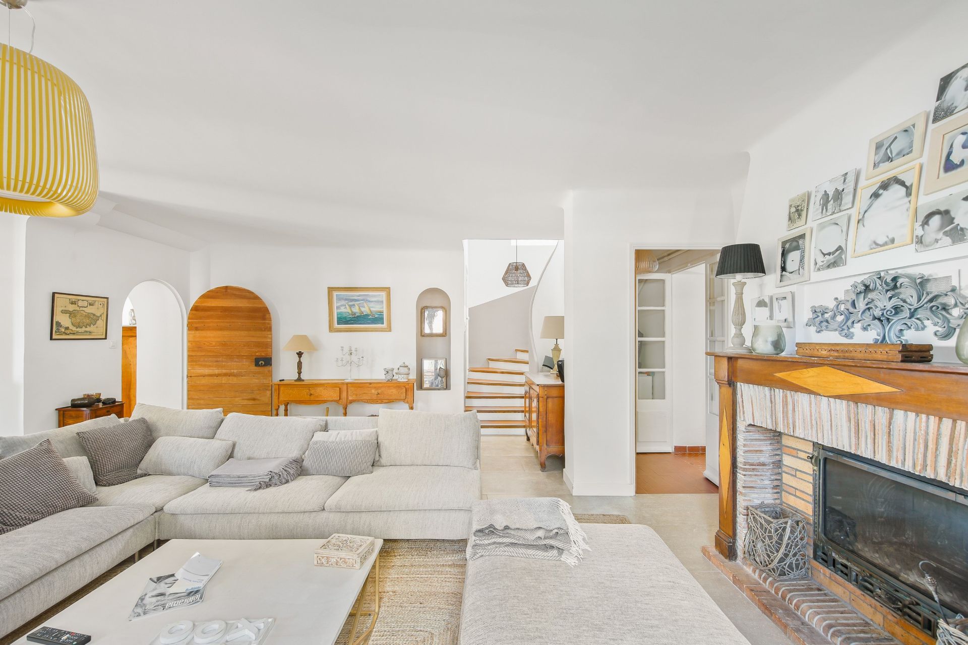 luxury house 8 Rooms for sale on SANARY SUR MER (83110)