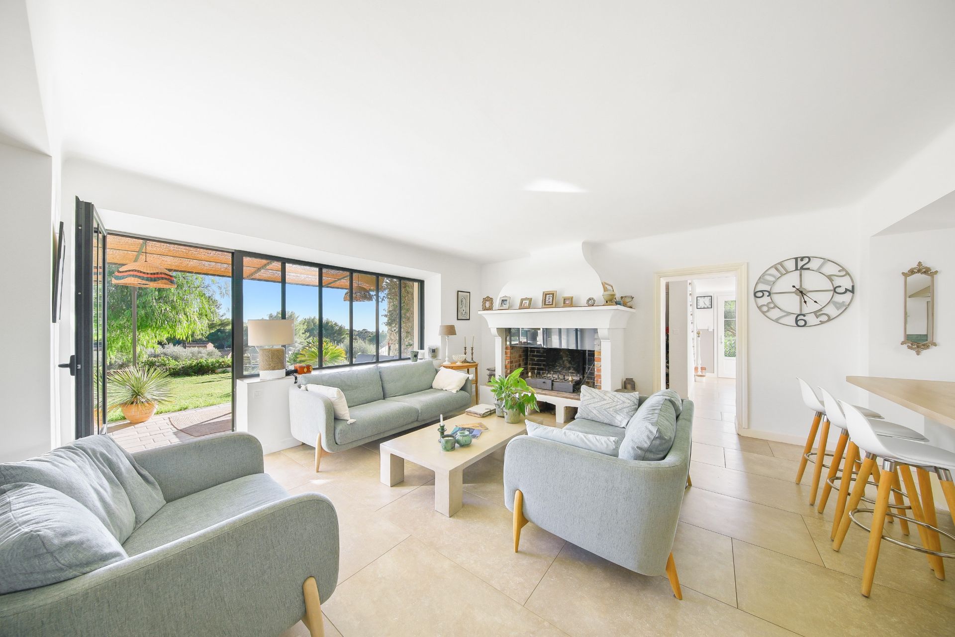 luxury house 8 Rooms for sale on SANARY SUR MER (83110)