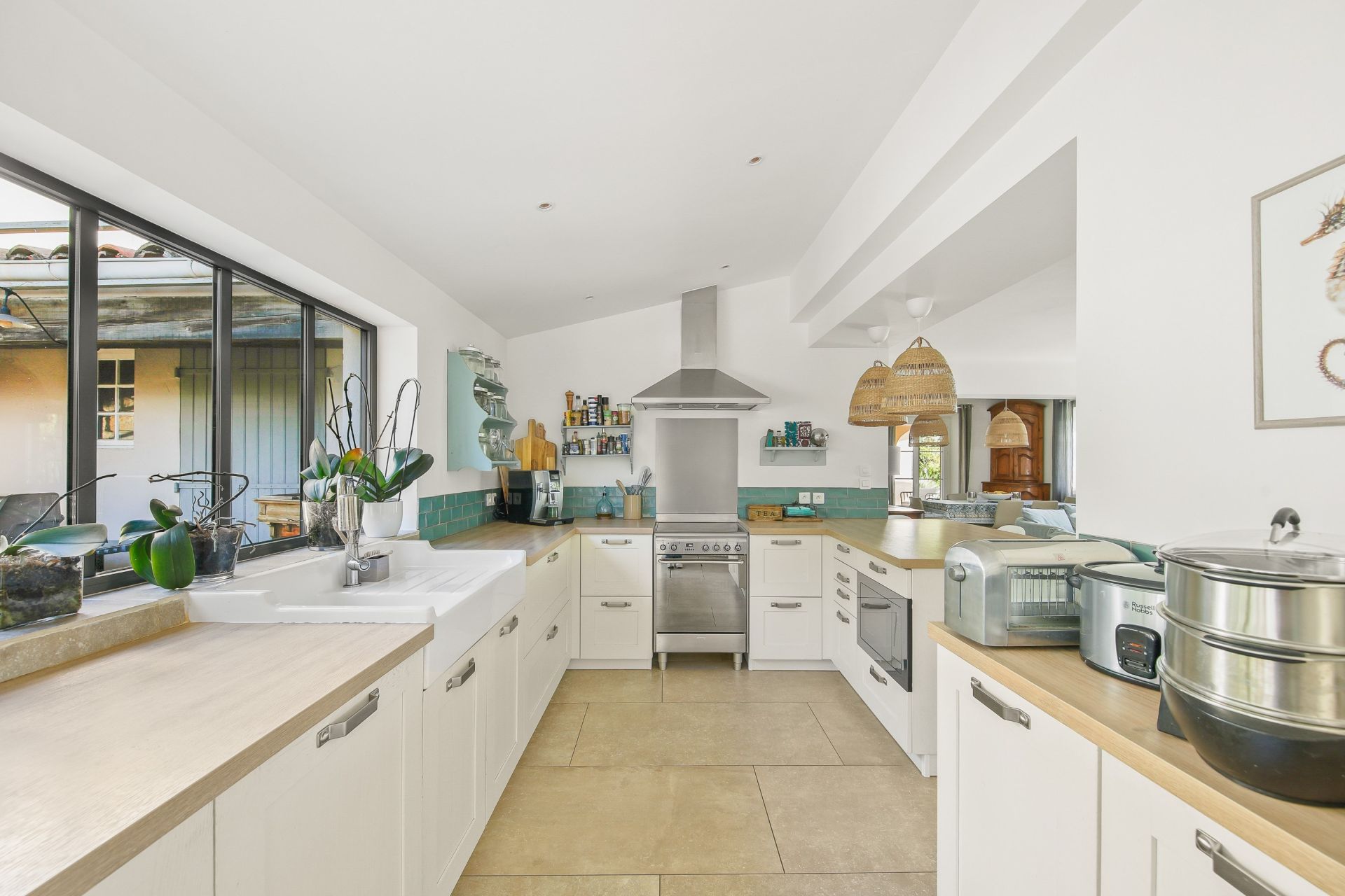 luxury house 8 Rooms for sale on SANARY SUR MER (83110)