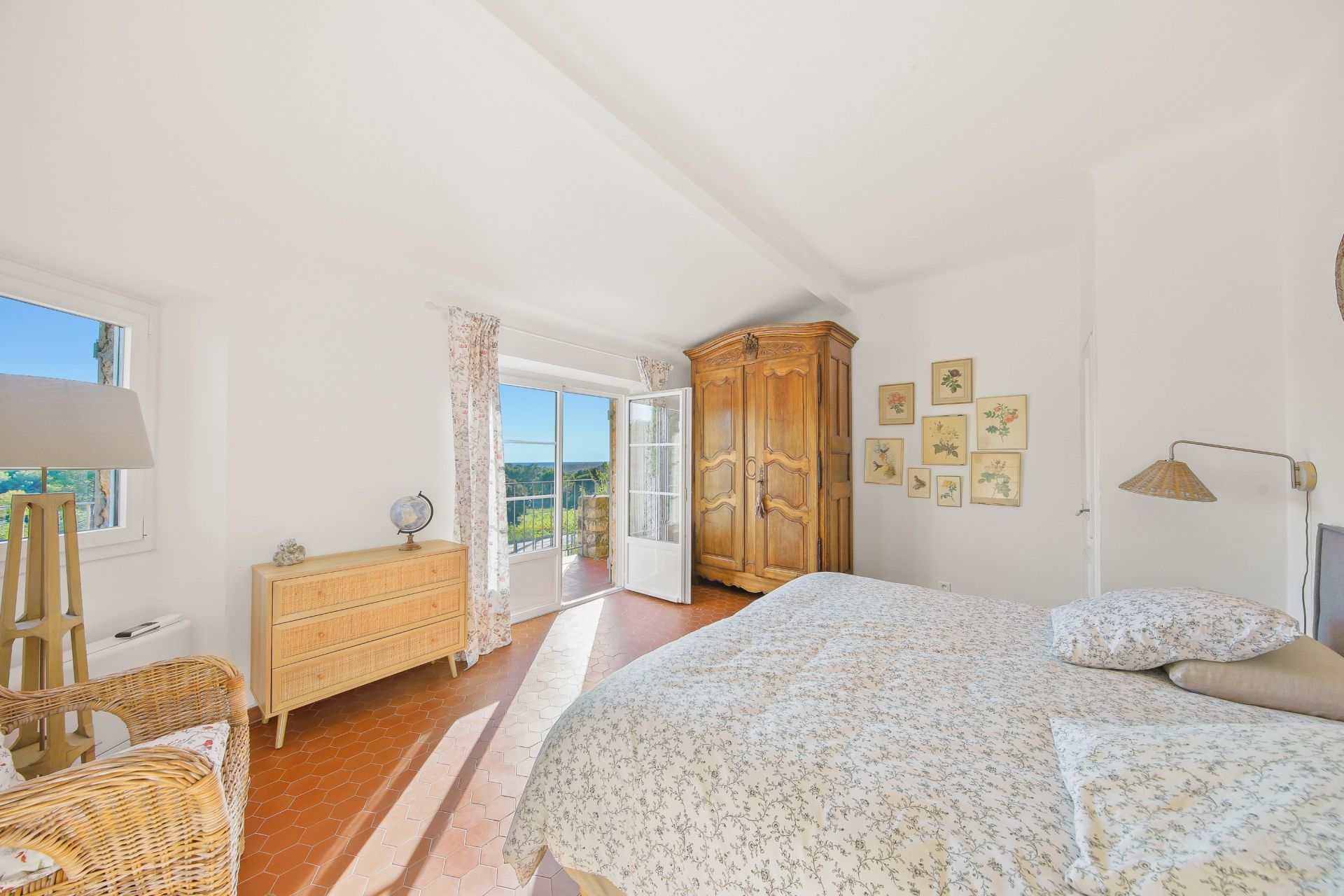 luxury house 8 Rooms for sale on SANARY SUR MER (83110)