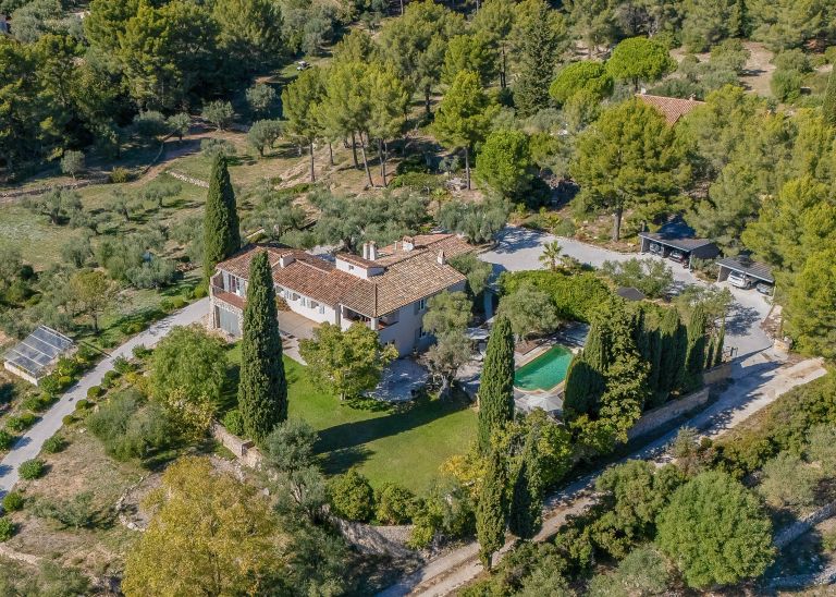 luxury house 8 Rooms for sale on SANARY SUR MER (83110)