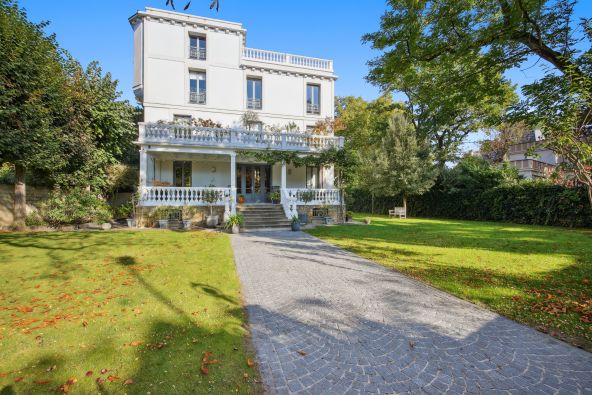 Sale Luxury house Le Vésinet 6 Rooms 200 m²