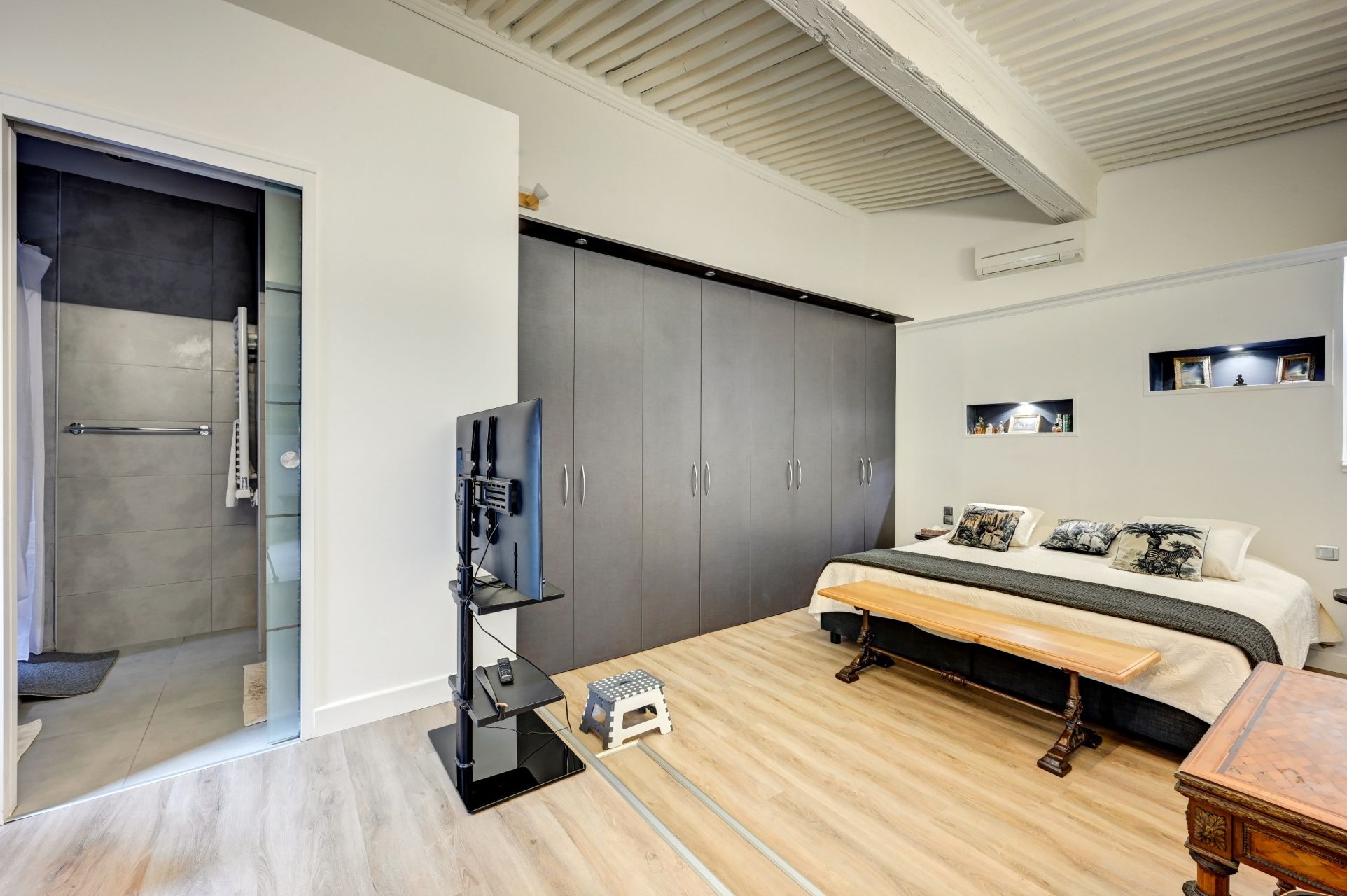 luxury apartment 5 Rooms for sale on AIX EN PROVENCE (13100)