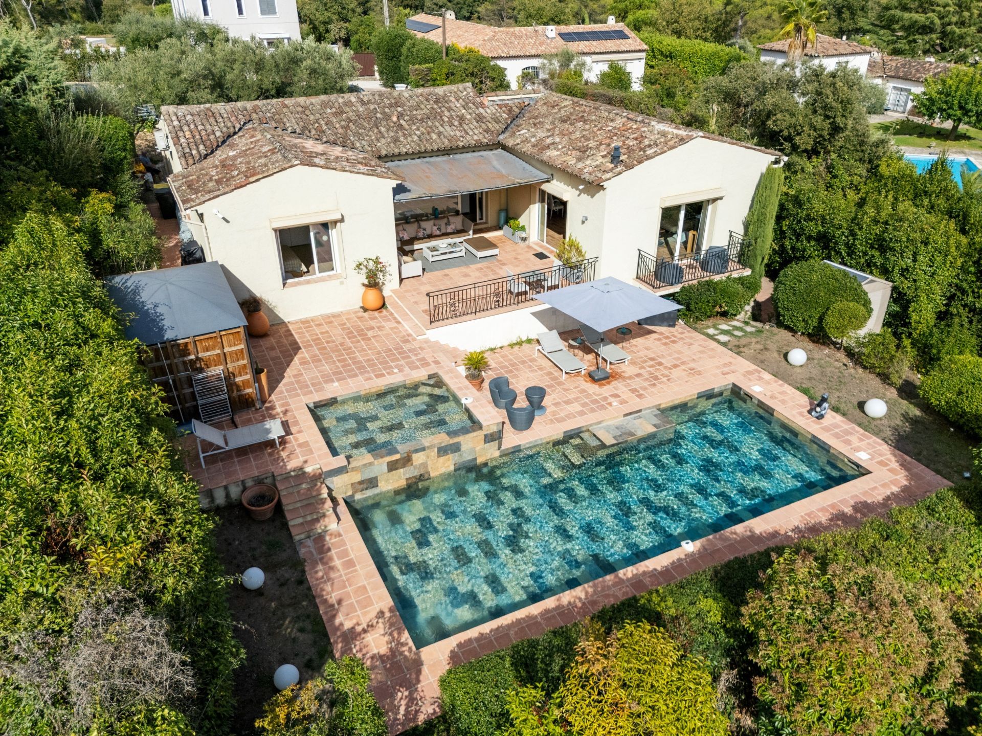 luxury villa 5 Rooms for sale on MOUGINS (06250)