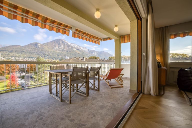 luxury apartment 5 Rooms for sale on ANNECY (74000)