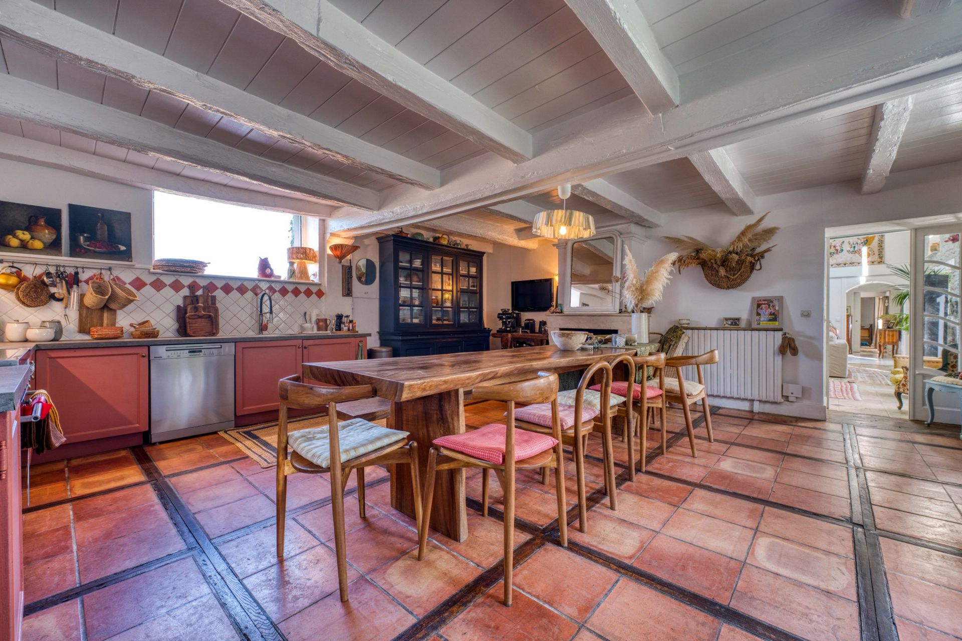 luxury long house 8 Rooms for sale on LA ROCHELLE (17000)