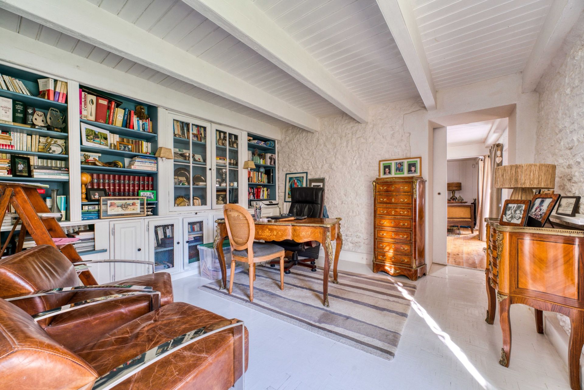 luxury long house 8 Rooms for sale on LA ROCHELLE (17000)