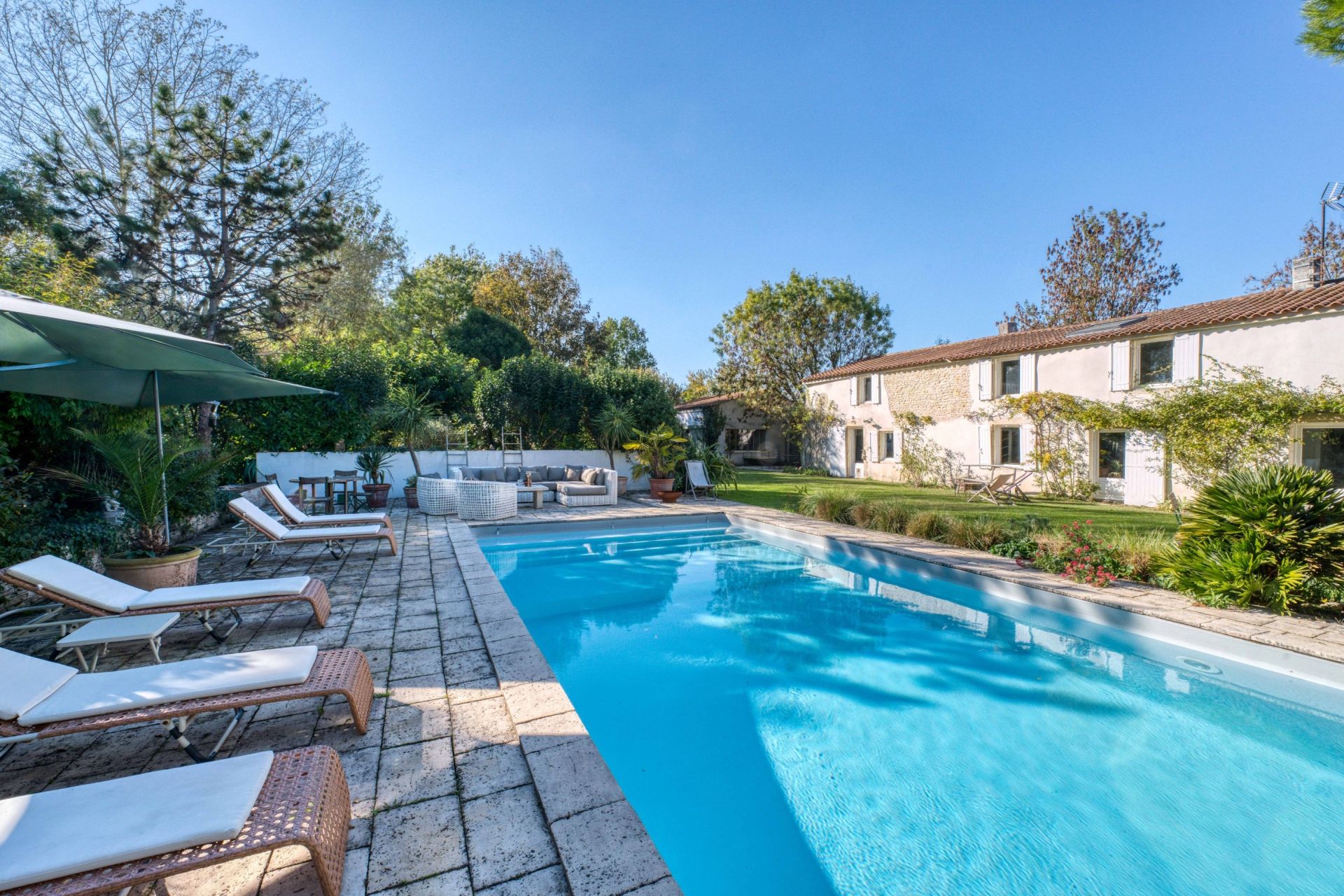 luxury long house 8 Rooms for sale on LA ROCHELLE (17000)