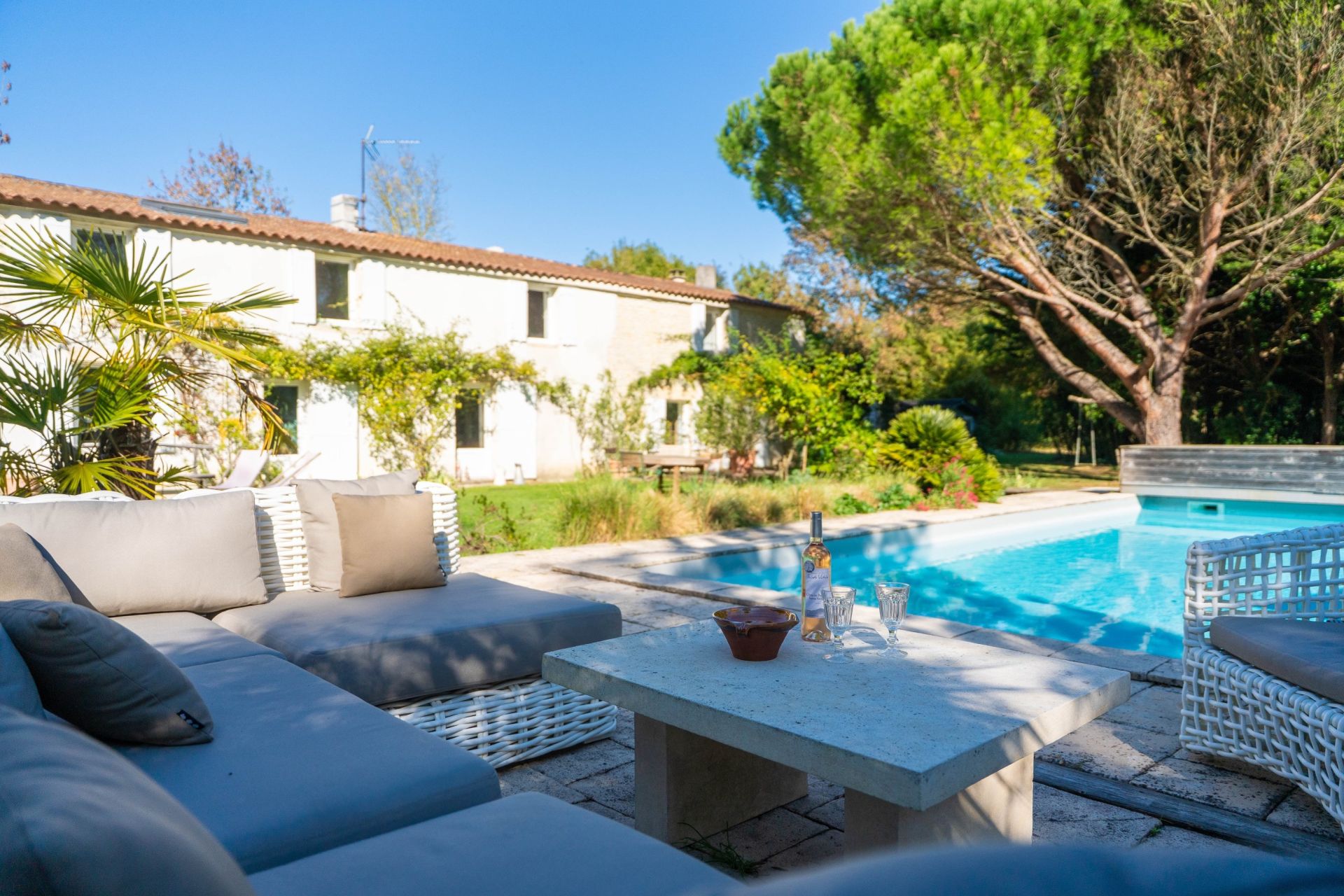 luxury house 8 Rooms for sale on LA ROCHELLE (17000)