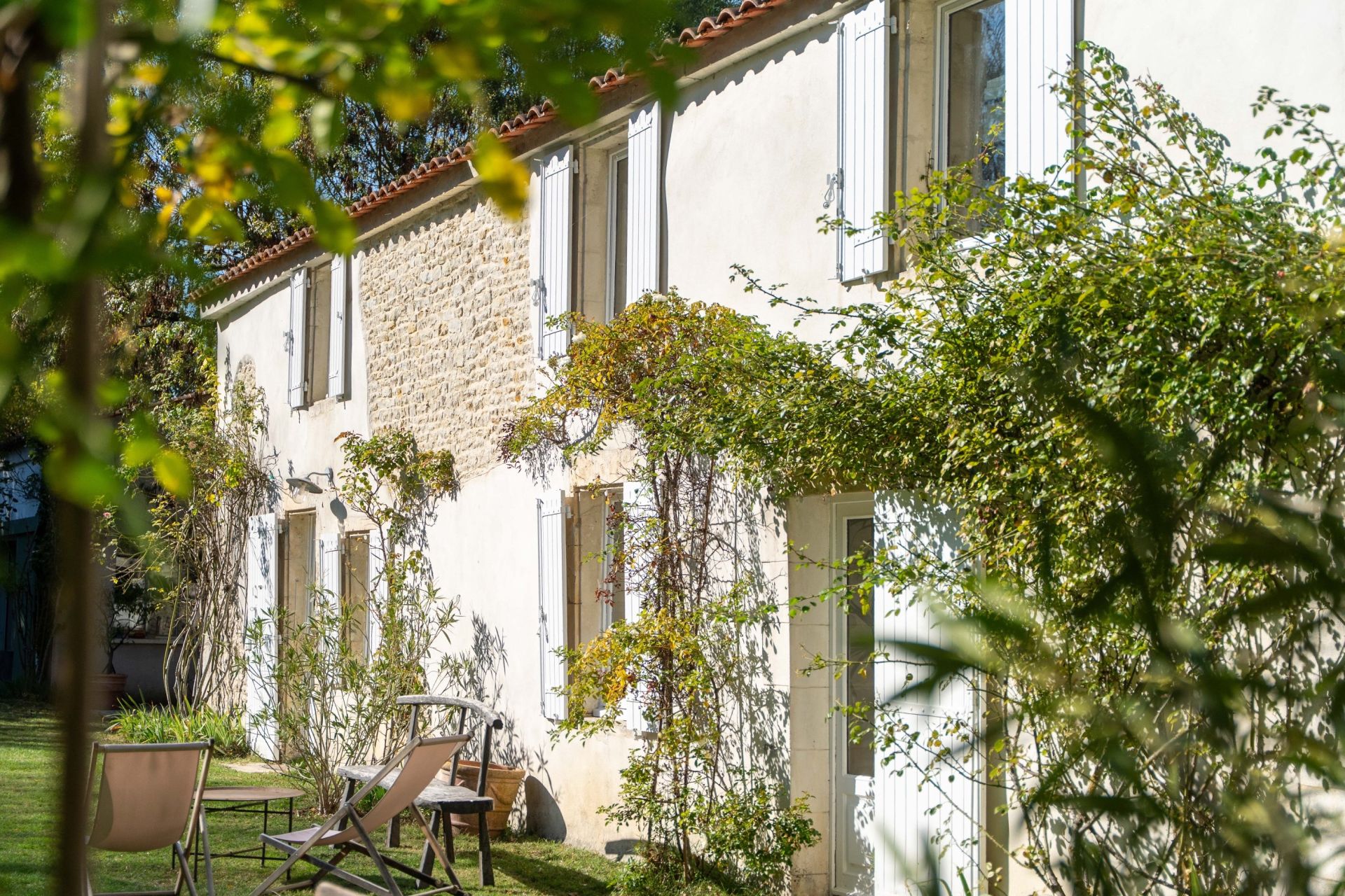 luxury long house 8 Rooms for sale on LA ROCHELLE (17000)